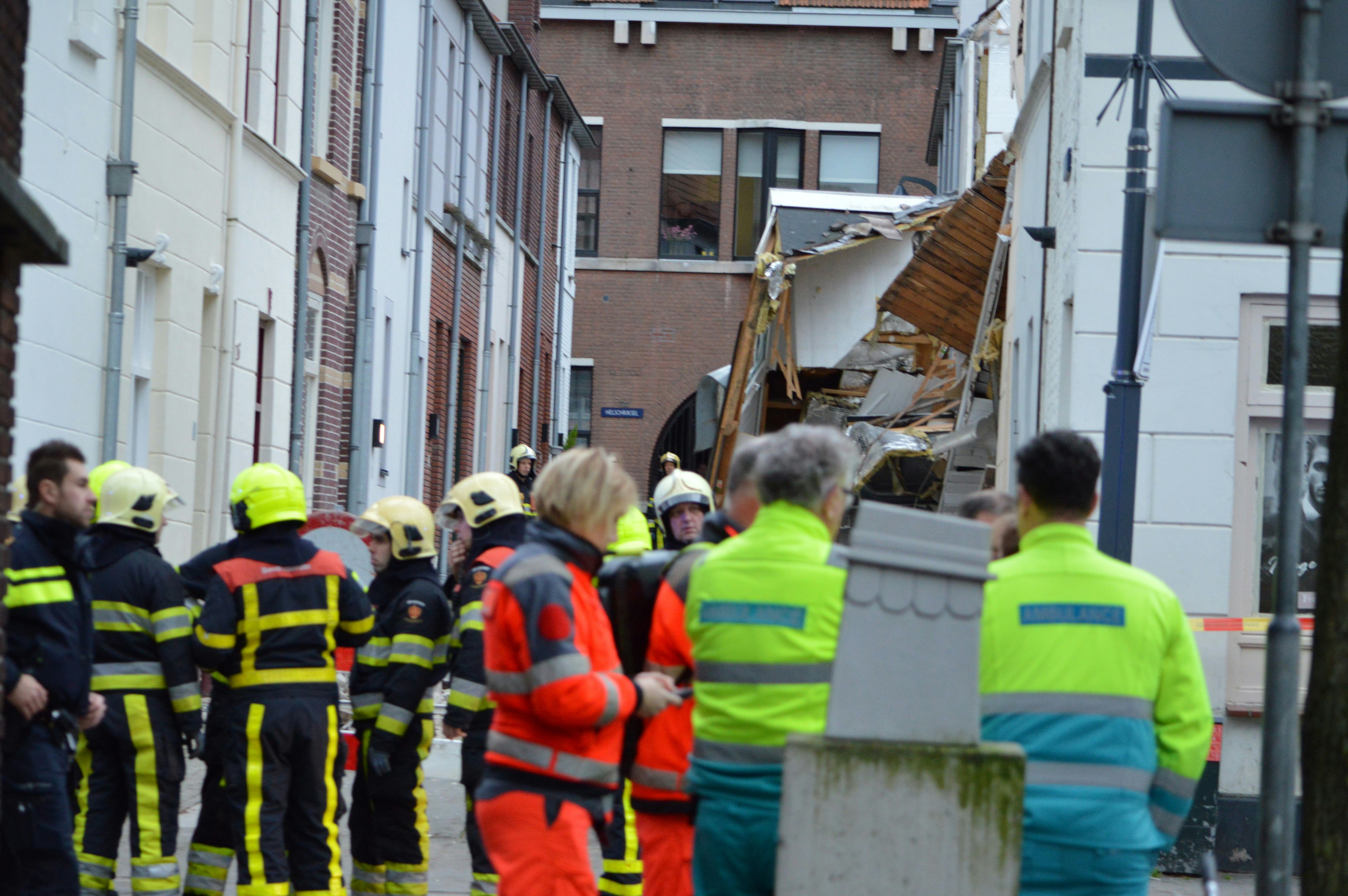 2018-01-24 17:39:13 VENLO - Hulpdiensten bij een ingestorte woning aan de Bergstraat. Ook een naastgelegen woning is beschadigd. ANP GINOPRESS
