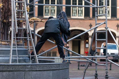 De fontein van het Binnenhof wordt verplaatst. Foto: Rijksvastgoedbedrijf/Bas Kijzers
