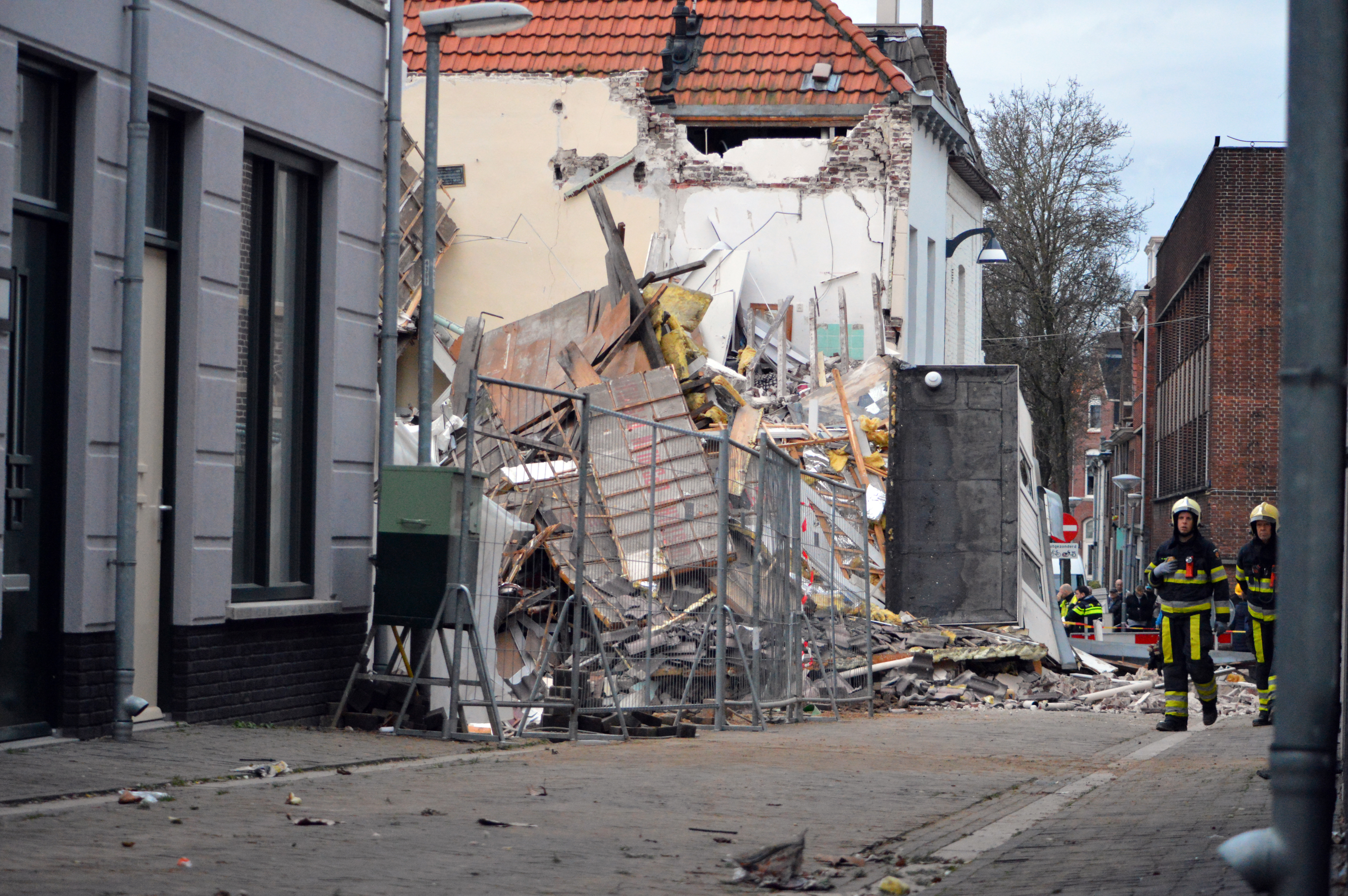 2018-01-24 18:21:01 VENLO - Een woning aan de Bergstraat is ingestort. Ook een naastgelegen woning is beschadigd. Er zijn geen gewonden gevallen. ANP GINOPRESS