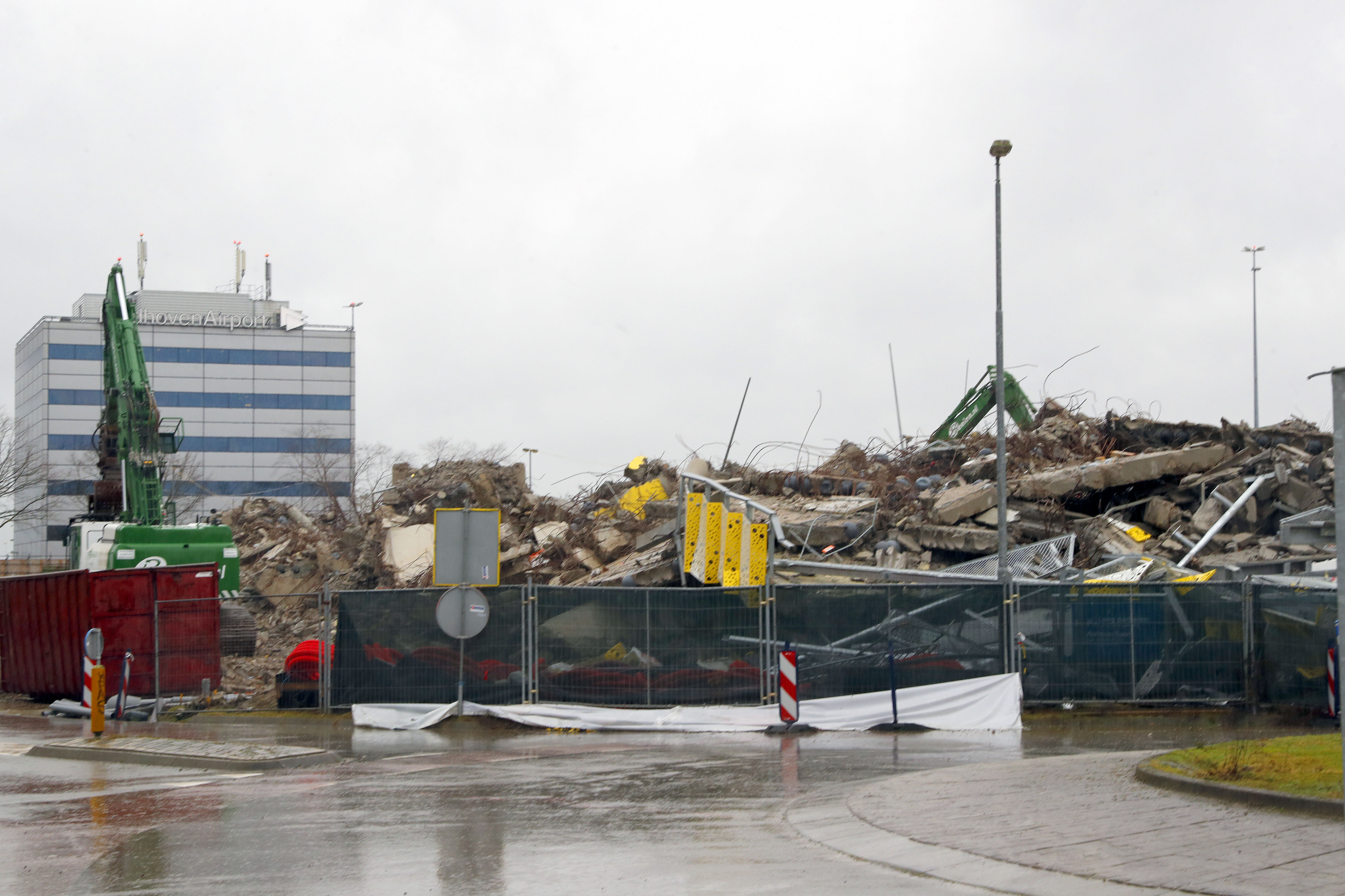 © Fotopersburo Bert Jansen TEL: +31(0)6-53703449
Onderwerp :  Eindhoven Sloop Parkeergarage Eindhoven Airport
(foto Bert Jansen)
Fotograaf   : Bert Jansen
Datum : 31-01-2018
Categorie : @2@ 
Trefwoorden : vakmedianet opdr