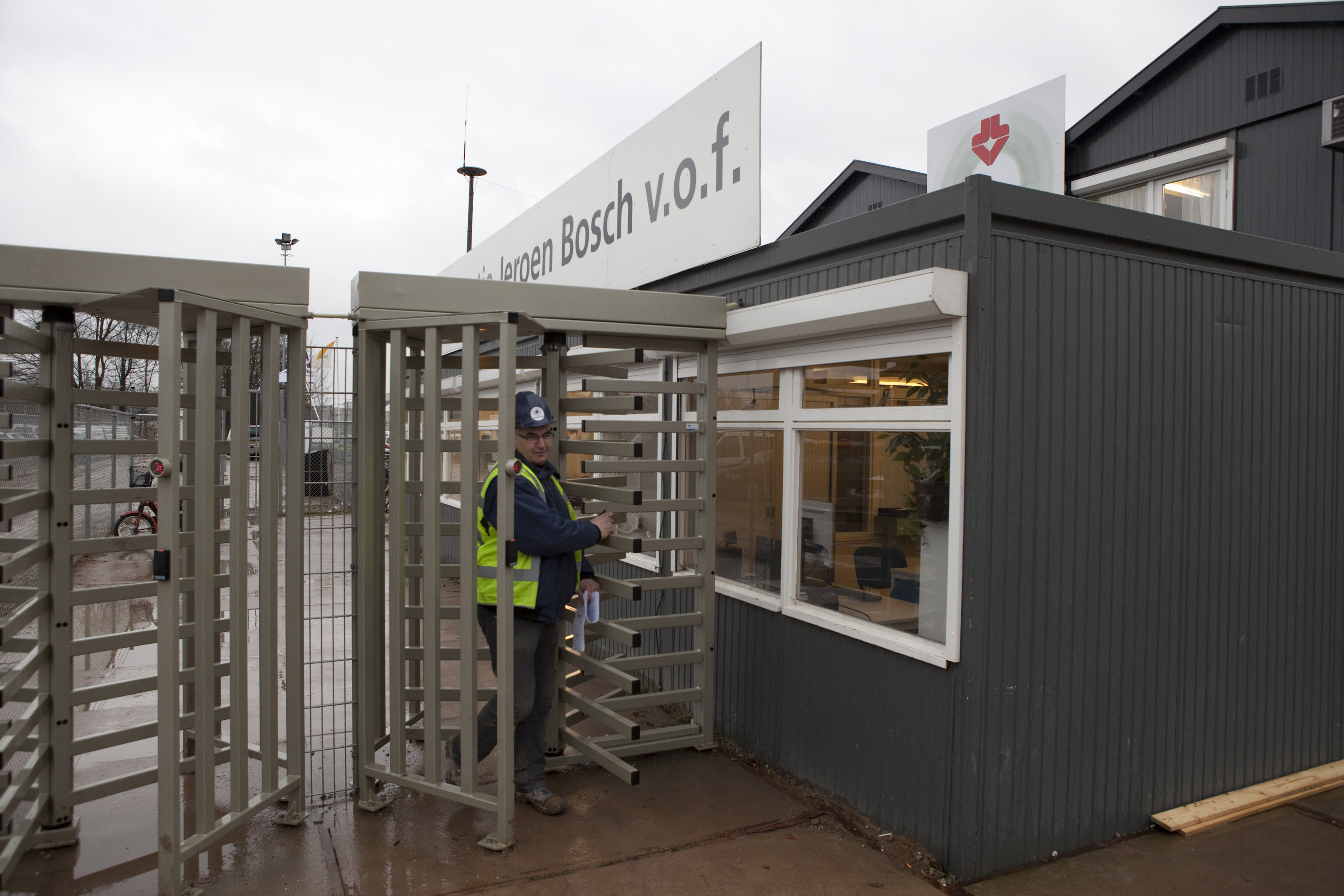 Ingang voor personeel en leveranciers die door middel van een pasjessysteem gecontroleerd de bouwplaats op mogen. Foto: Bert Janssen / Hollandse Hoogte