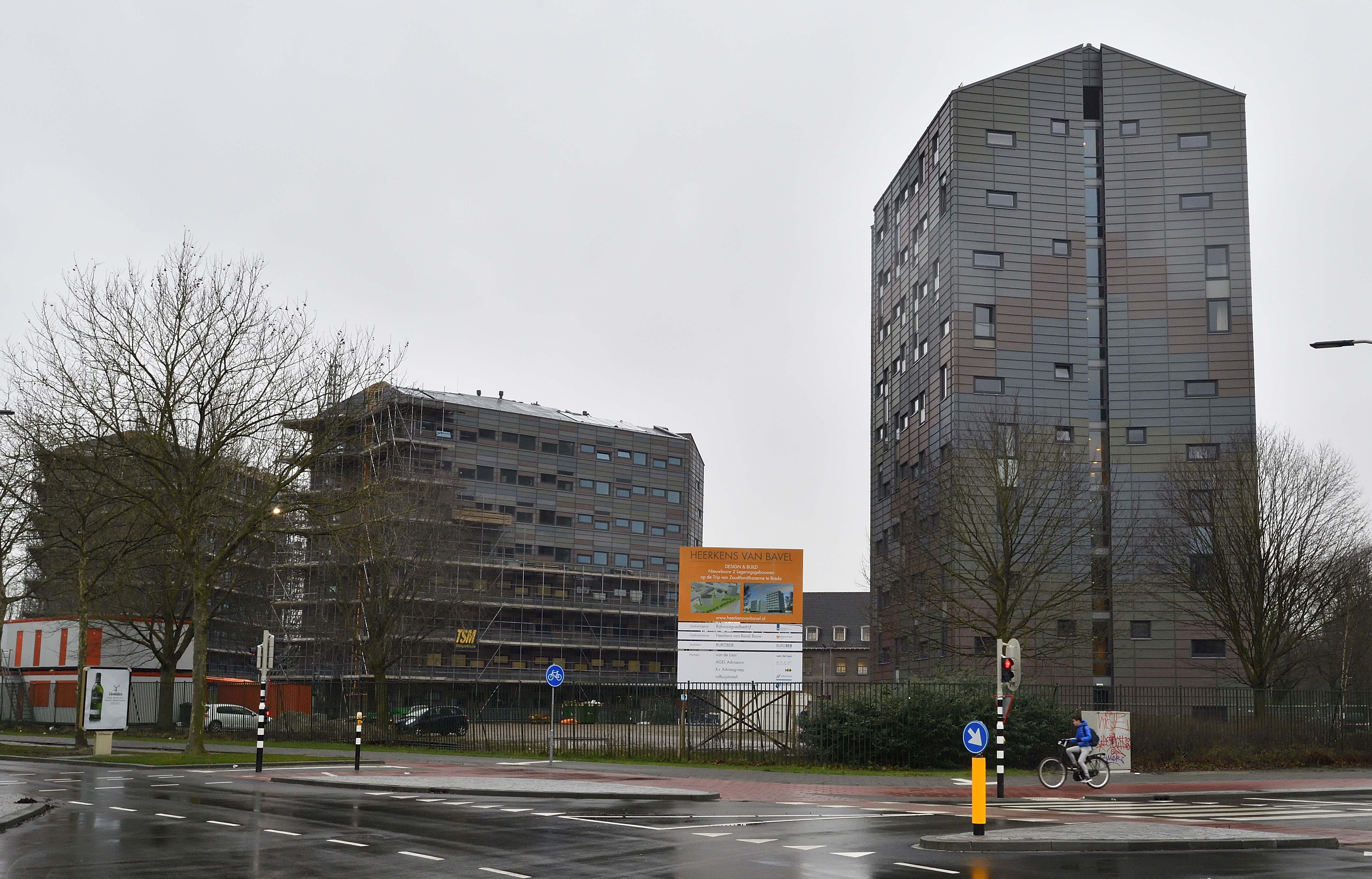 23012018 Cobouw Zelf Aangeleverd
De spinternieuwe woontoren op de Trip van Zoutlandt kazerne in Breda is onbewoonbaar verklaard door het Rijksvastgoedbedrijf. De kadetten die erin verbleven zijn eruit omdat de panelen aan de buitenkant van de kadettenflat niet voldoende brandwerend zijn. Dit is nalv de flat brand in Londen ondekt. Foto Erald van der Aa