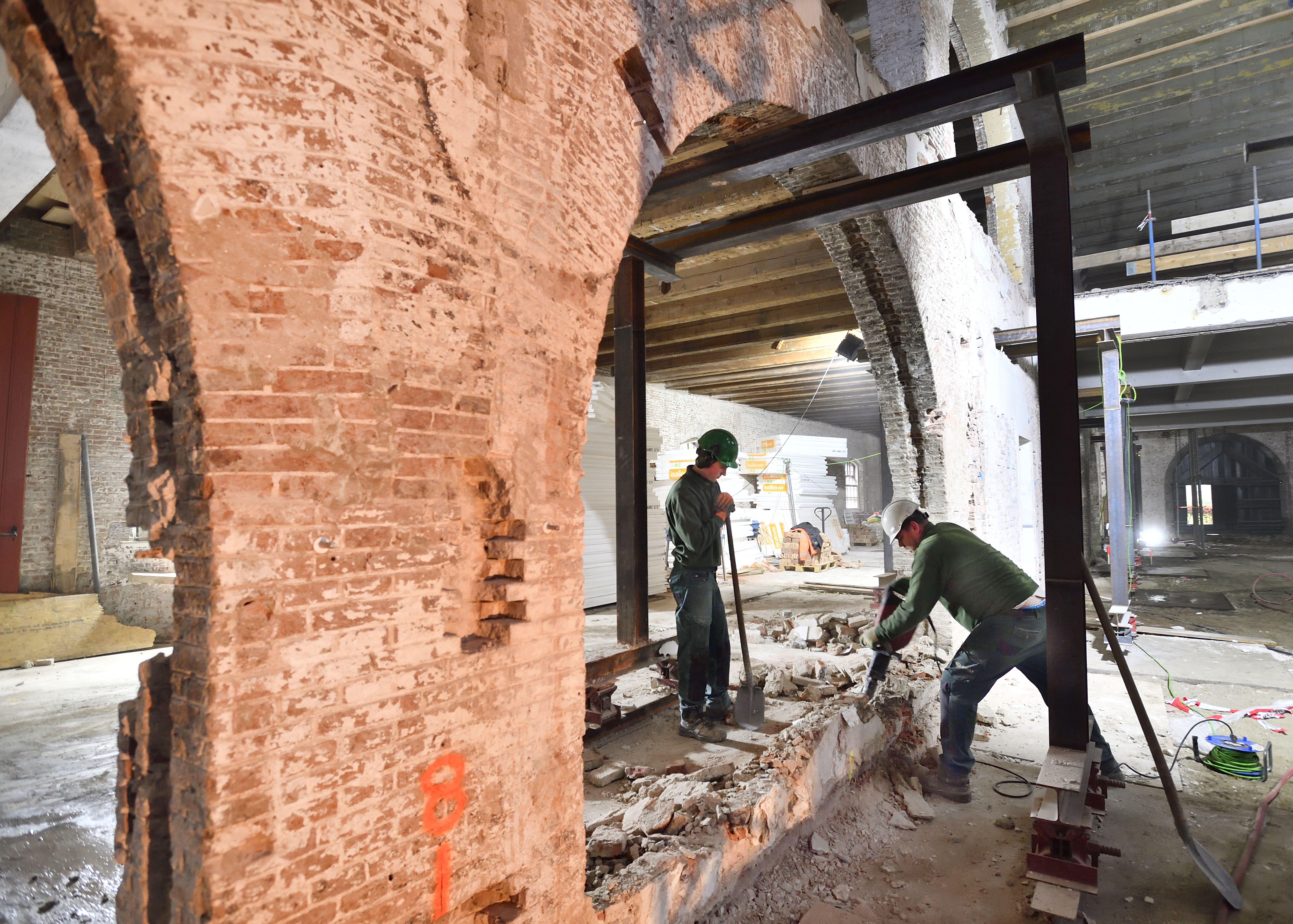 26012018 Cobouw 
Bouwerkzaamheden op de Seeligkazerne voor De Rooi Pannen in Breda.  Groot Arsenaal begaane grond muur verwijderen. Foto Erald van der Aa