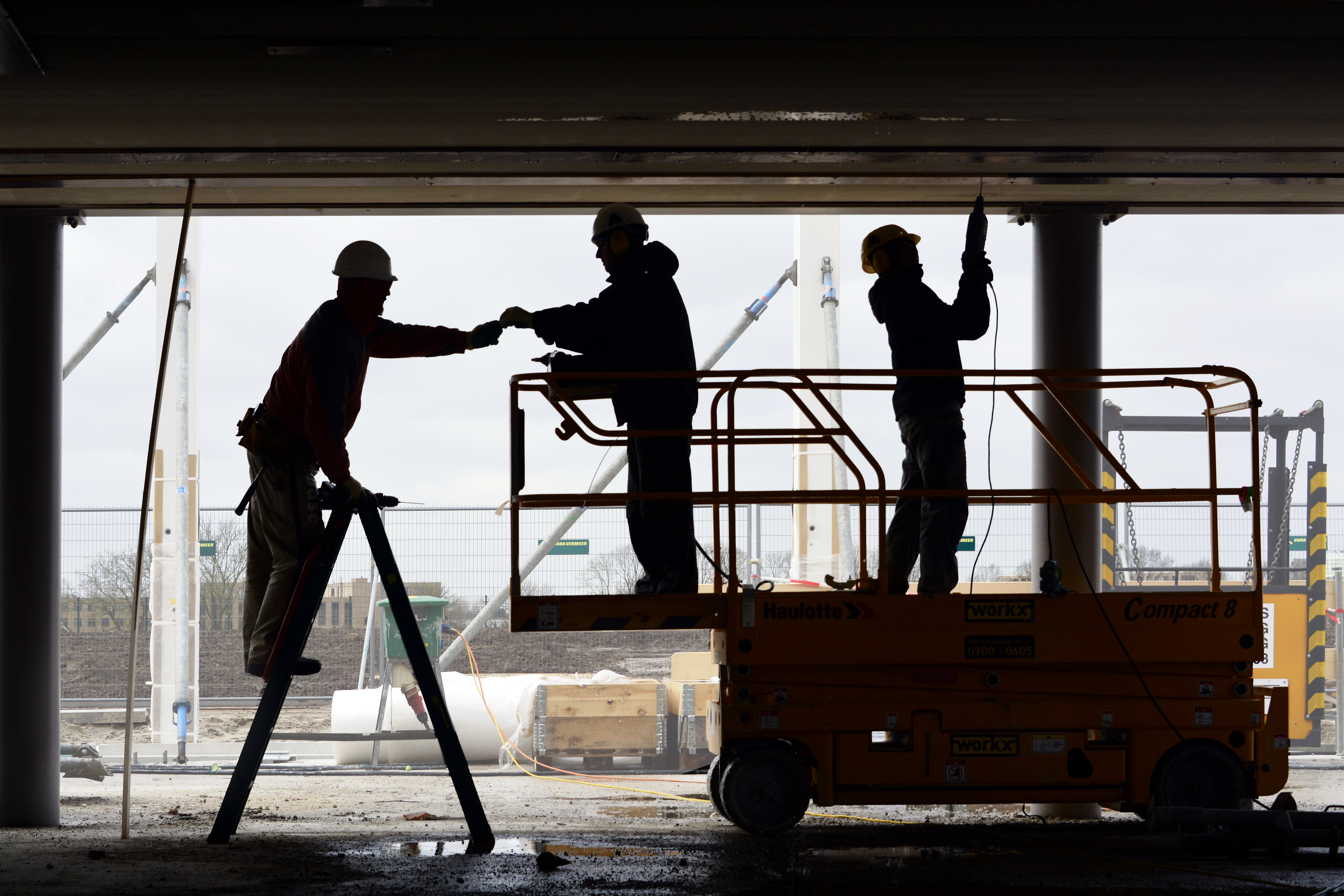 LEIDSE RIJN - In Leidsche Rijn is Dura Vermeer Bouw Hengelo langs A2-tunnel bezig met de bouw van een bioscoop. In opdracht van Cinemec verrijst een hoog 11.000 m² grote bioscoopcomplex dat verspreidt over 7 zalen ruimte biedt aan 2000 stoelen. Net als Cinemec in Ede(langs de A12) zijn ook vanuit de zaal livestreams te volgen van ondermeer concerten. Vanaf een groot dakterras met uitzicht zal de skyline van Utrecht te zien zijn. COPYRIGHT TON BORSBOOM