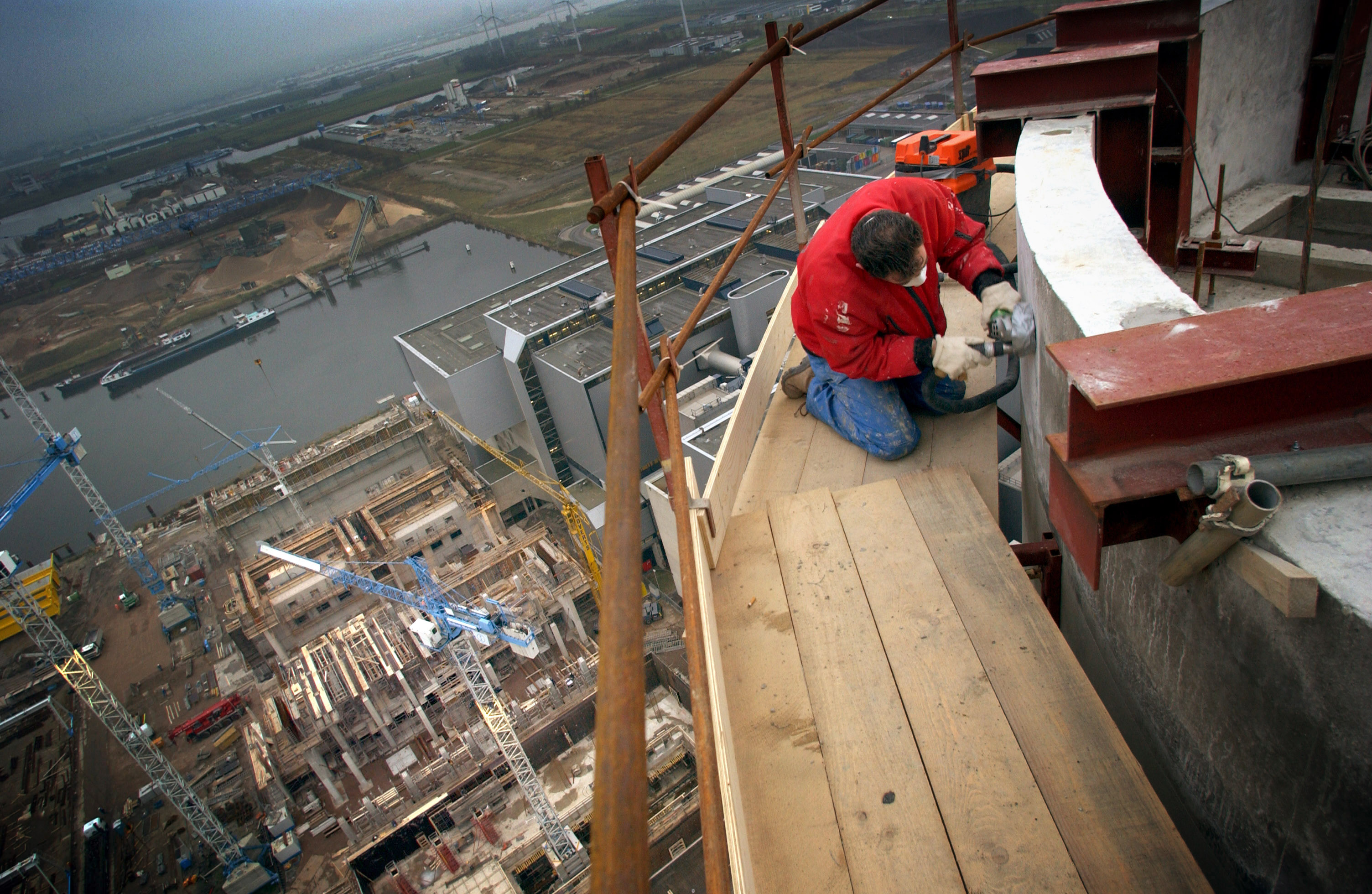 AMSTERDAM - In het Amsterdams havengebied is door Ballast Nedam in drie weken tijd een bijna honderd meter hoge schoorsteen gebouwd. De toren is onderdeel van de eerste Hoogrendement Afvalverbrandingsinstallatie(HR Avi) ter wereld die in opdracht van het Afval Energie Bedrijf Gemeente Amsterdam (AEB) wordt gebouwd. Deze mega-Avi krijgt een hoog verbrandingsrendement(van 31,3%), een verwerkingscapaciteit van 530.000 ton afval per jaar, en gaat zo'n 300 miljoen euro kosten. Het project dat wordt begeleidt door de Duits-Nederlandse Ingenieurscombinatie Fichtner-Cumae, moet in 2005 klaar zijn. Wegens de harde wind wordt boven op de toren geen helm gedragen. COPYRIGHT TON BORSBOOM