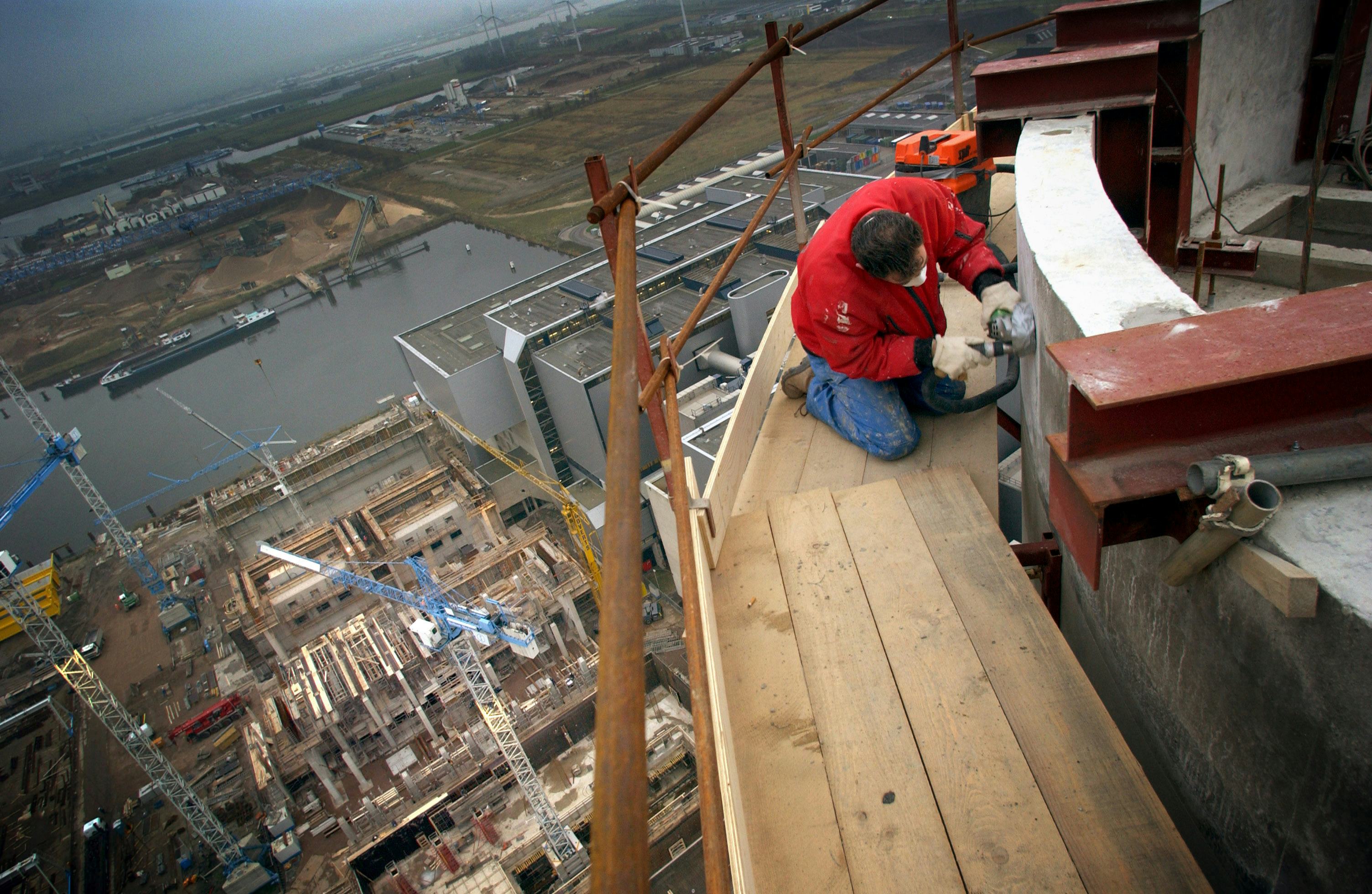 AMSTERDAM - In het Amsterdams havengebied is door Ballast Nedam in drie weken tijd een bijna honderd meter hoge schoorsteen gebouwd. De toren is onderdeel van de eerste Hoogrendement Afvalverbrandingsinstallatie(HR Avi) ter wereld die in opdracht van het Afval Energie Bedrijf Gemeente Amsterdam (AEB) wordt gebouwd. Deze mega-Avi krijgt een hoog verbrandingsrendement(van 31,3%), een verwerkingscapaciteit van 530.000 ton afval per jaar, en gaat zo'n 300 miljoen euro kosten. Het project dat wordt begeleidt door de Duits-Nederlandse Ingenieurscombinatie Fichtner-Cumae, moet in 2005 klaar zijn. Wegens de harde wind wordt boven op de toren geen helm gedragen. COPYRIGHT TON BORSBOOM
