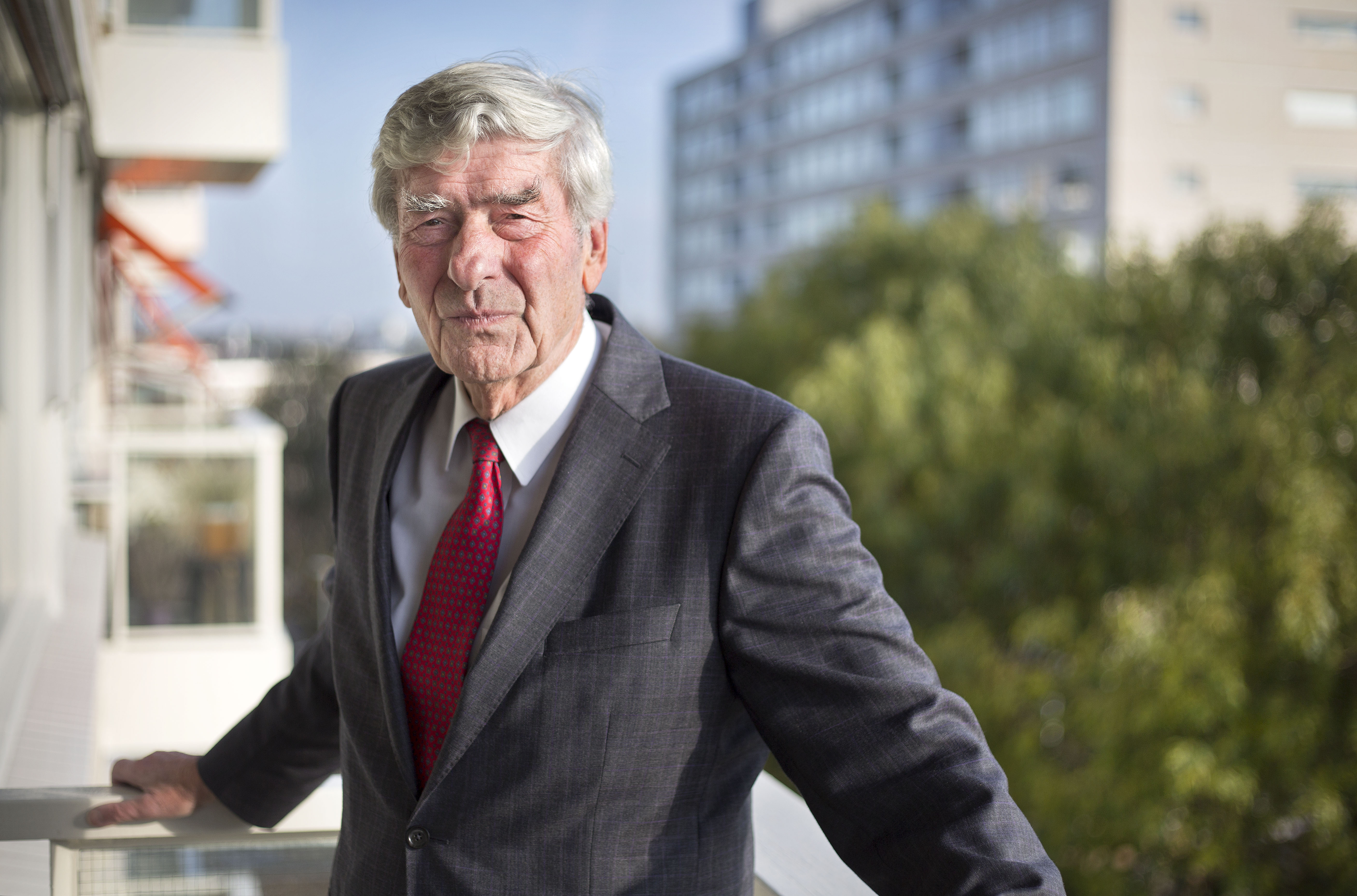 Nederland , Rotterdam , 11 november 2014
Rudolphus Franciscus Marie (Ruud) Lubbers (Rotterdam, 7 mei 1939) is een Nederlands christendemocratisch politicus, minister van staat, voormalig ondernemer, ex-diplomaat. Van 1982 tot 1994 was hij minister-president van Nederland. Tegenwoordig zet hij zich in als activist voor het behoud van het milieu, multiculturalisme, voor de terugdringing van kernwapens en voor een positieve benadering van allochtonen en vluchtelingen.foto: ARIE KIEVIT