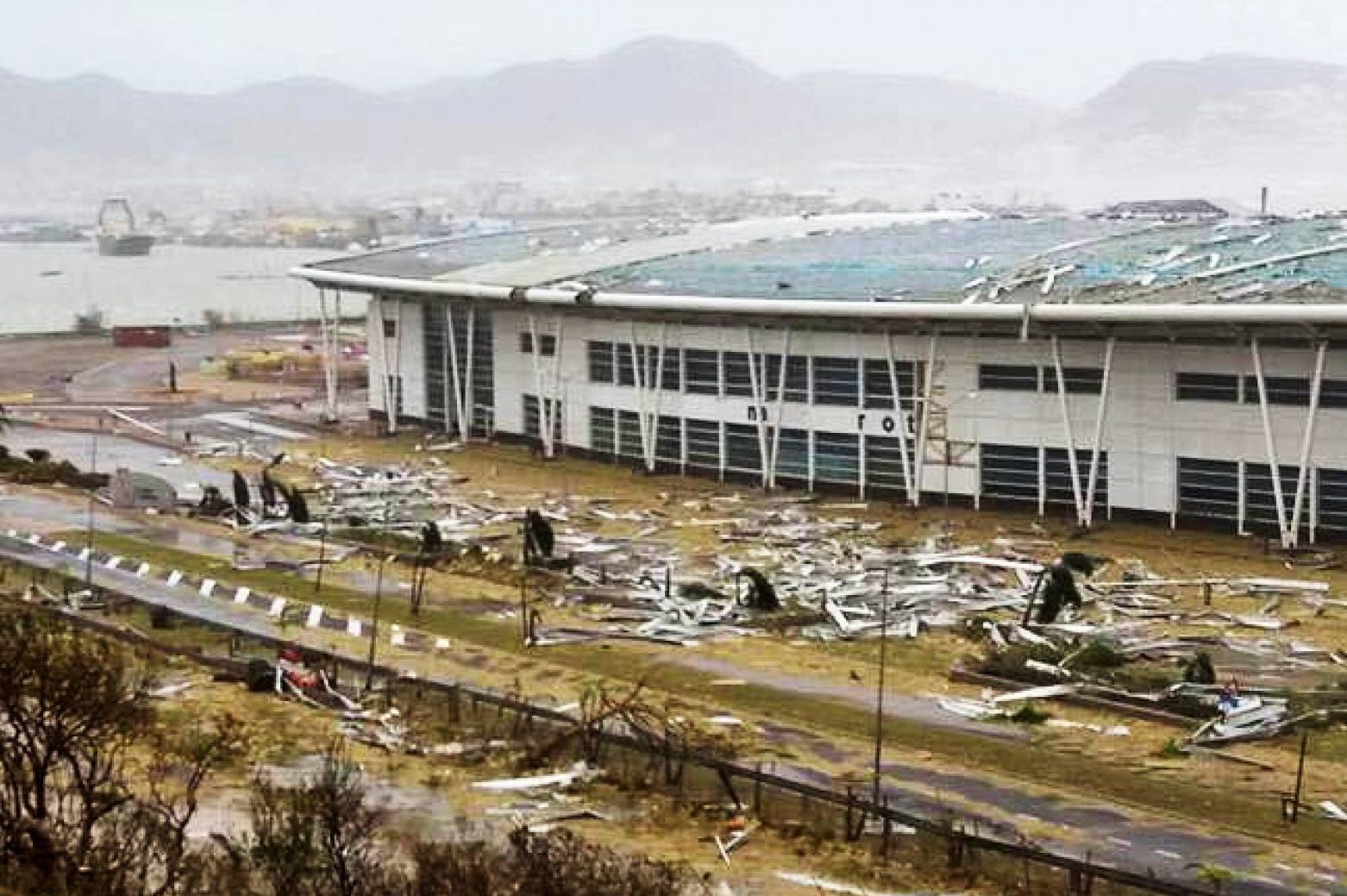 Het vliegveld heeft nauwelijks een dak meer en kampt met schimmels. De foto heeft Rene Overdevegt zelf gemaakt