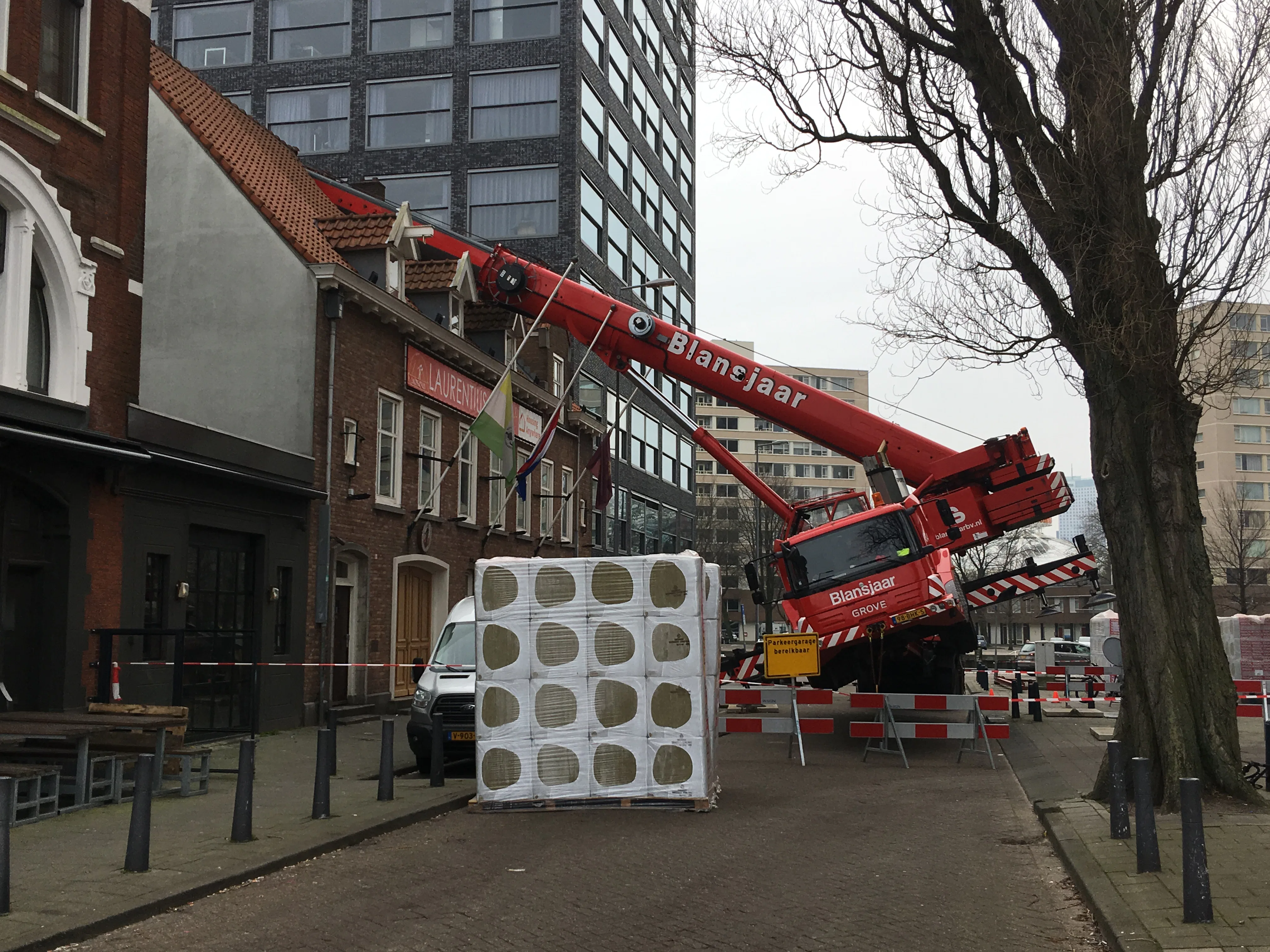2018-02-20 13:12:59 Rotterdam - Een mobiele kraan is dinsdagochtend 20 februari tijdens werkzaamheden op een dak van een studentenvereniging gevallen aan de Infirmeriestraat in Rotterdam. Er waren daar werkzaamheden toen de kraan door nog onbekende oorzaak kantelde en op het dak terecht kwam. Bij het ongeval raakte niemand gewond. De brandweer is ter plaatse. Er wordt overlegd hoe de kraan geborgen gaat worden.