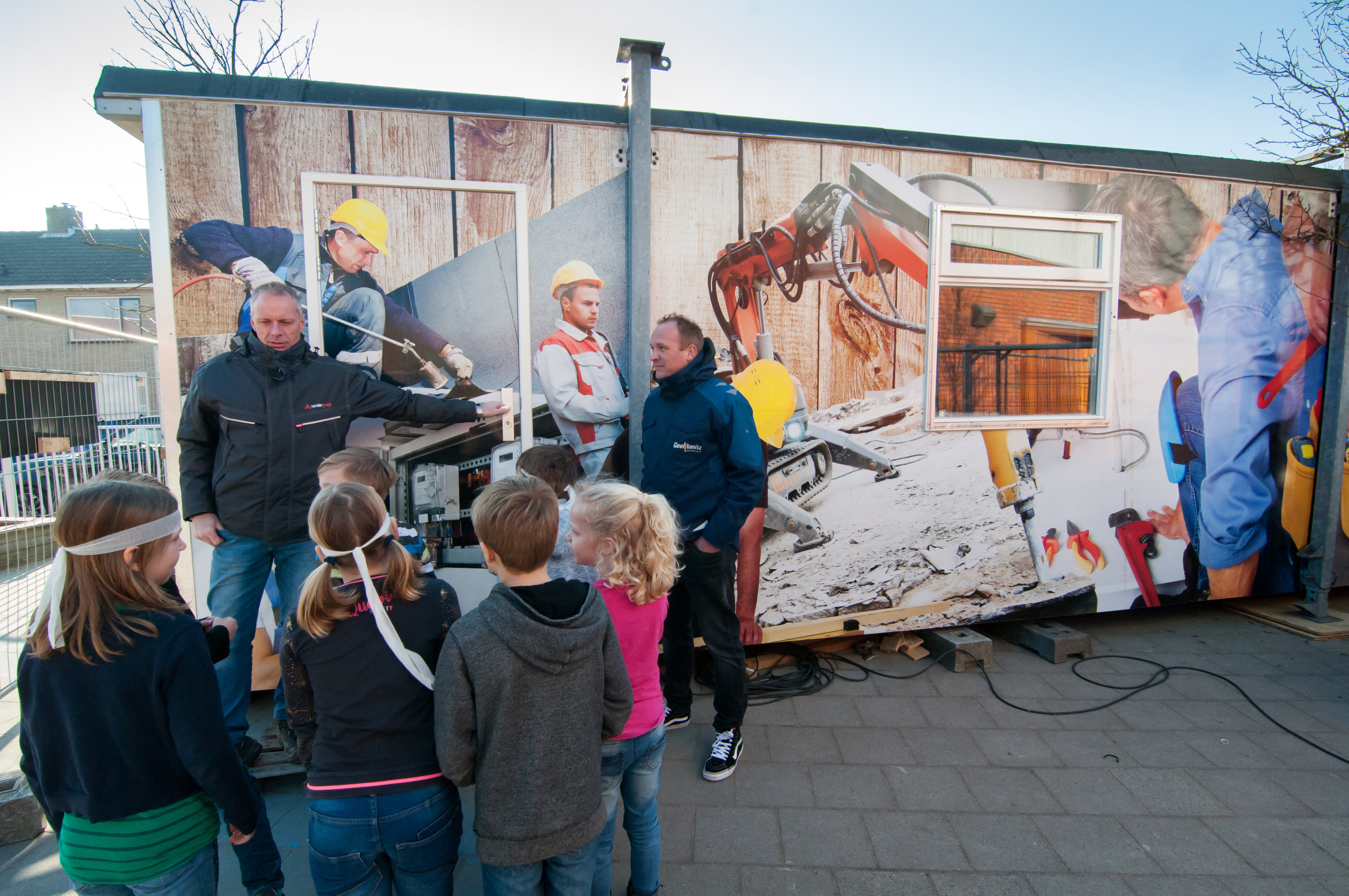 Foto Ronald Bakker
Ron van der Stege (L) en Rutger Ronitz (R) zijn de initiatiefnemers van een bouwkeet die langs verschillende scholen gaat zodat kinderen kennismaken met de bouw. Deze keer is het de beurt aan de Van Randwijkschool in Ilpendam. Binnen verteld instructeur Bekir Can de scholieren over de verschillende facetten van de bouw.