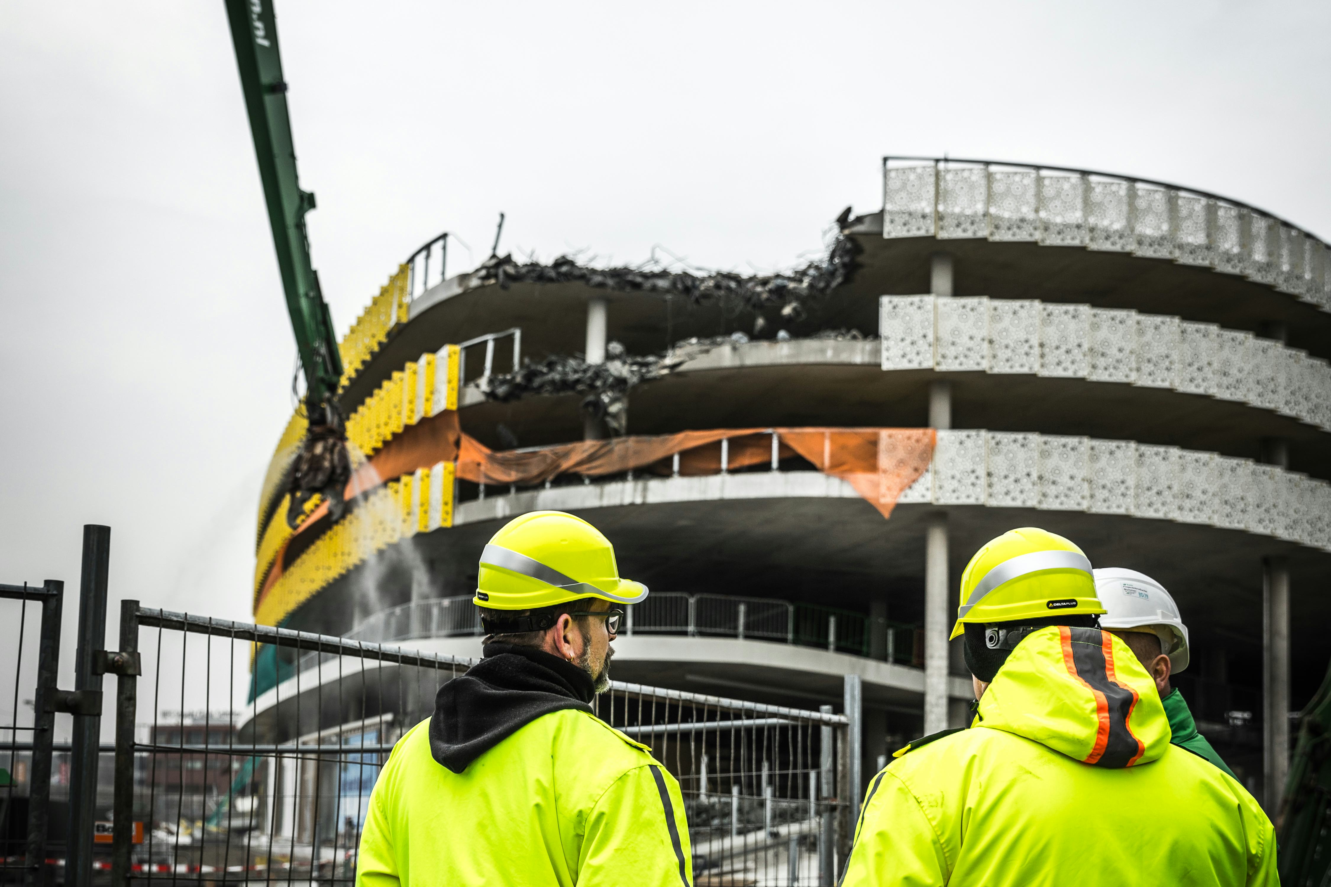 2018-01-09 15:00:18 EINDHOVEN - Sloopwerkzaamheden bij de parkeergarage bij Eindhoven Airport. Het in mei ingestorte gebouw wordt door bouwonderneming BAM stapsgewijs ontmanteld. ANP ROB ENGELAAR