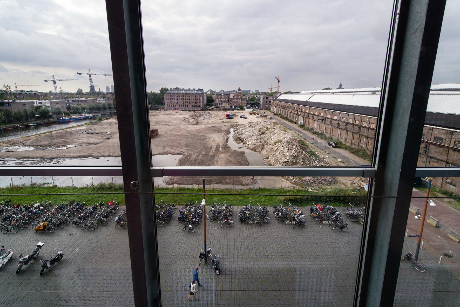 Vastgoeddeskundige Gilbert ten Brink bezoekt het te verkopen perceel Oostburgereiland in Amsterdam waar in de VOC tijd een werf was.