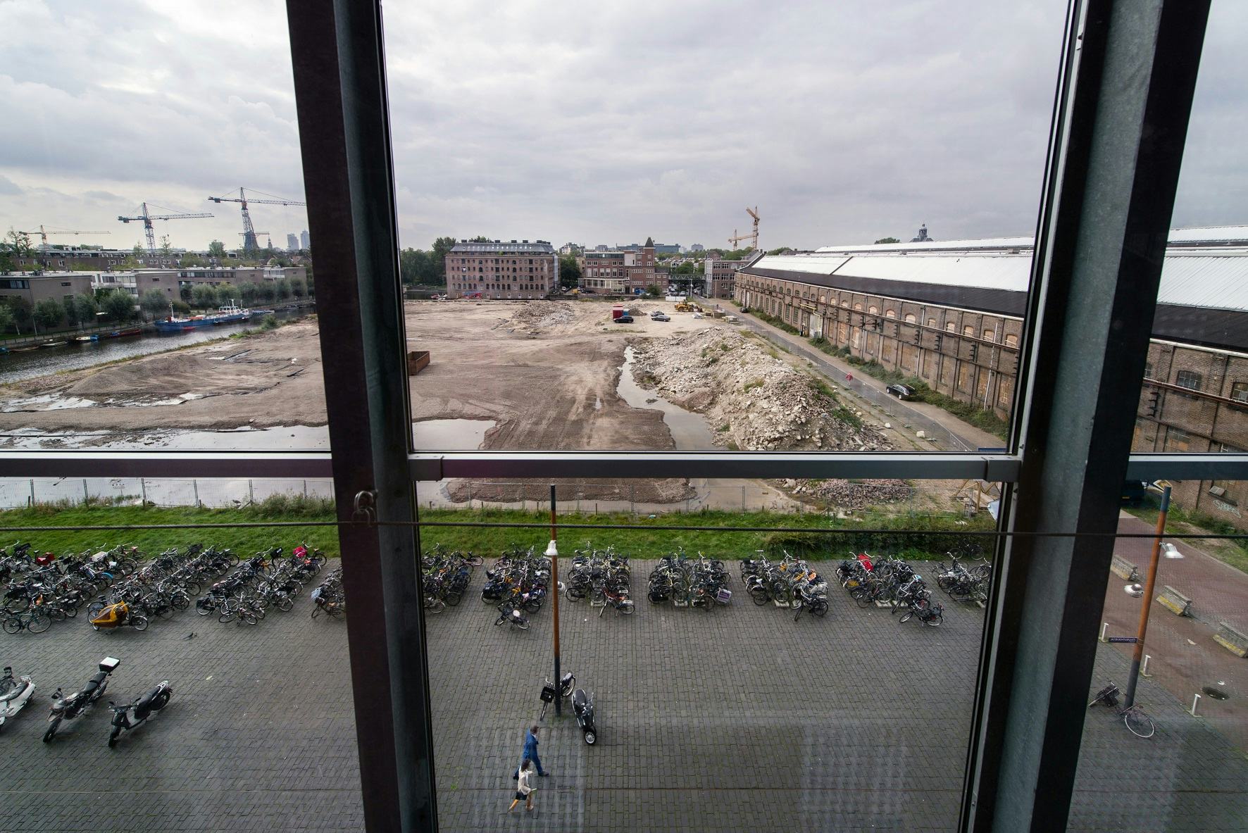 Vastgoeddeskundige Gilbert ten Brink bezoekt het te verkopen perceel Oostburgereiland in Amsterdam waar in de VOC tijd een werf was.