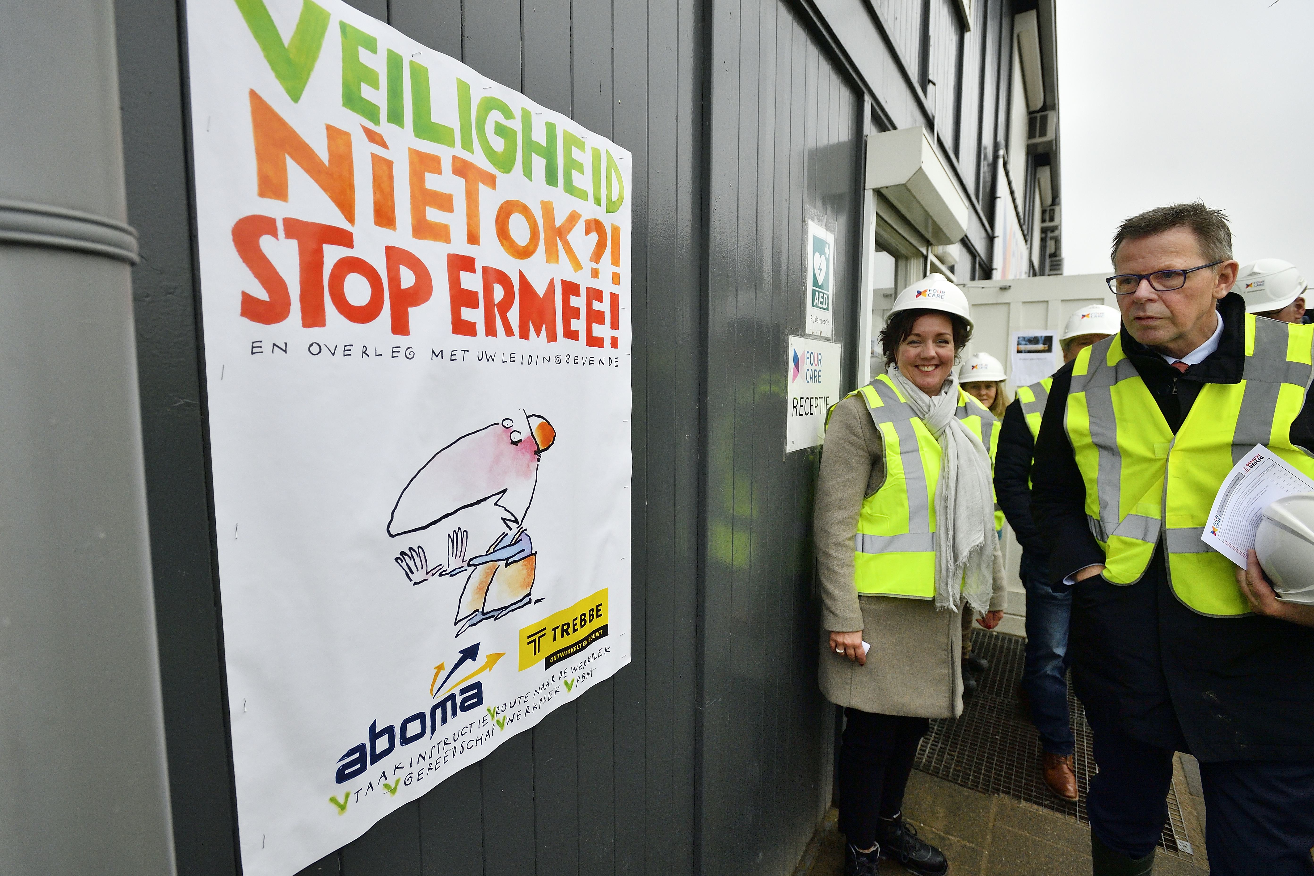 Staatsecretaris Van de Ark en Doekle Terpstra bij aanvang van de rondleiding veiligheid nieuwbouw Amphia ziekenhuis Breda.Foto Erald van der Aa