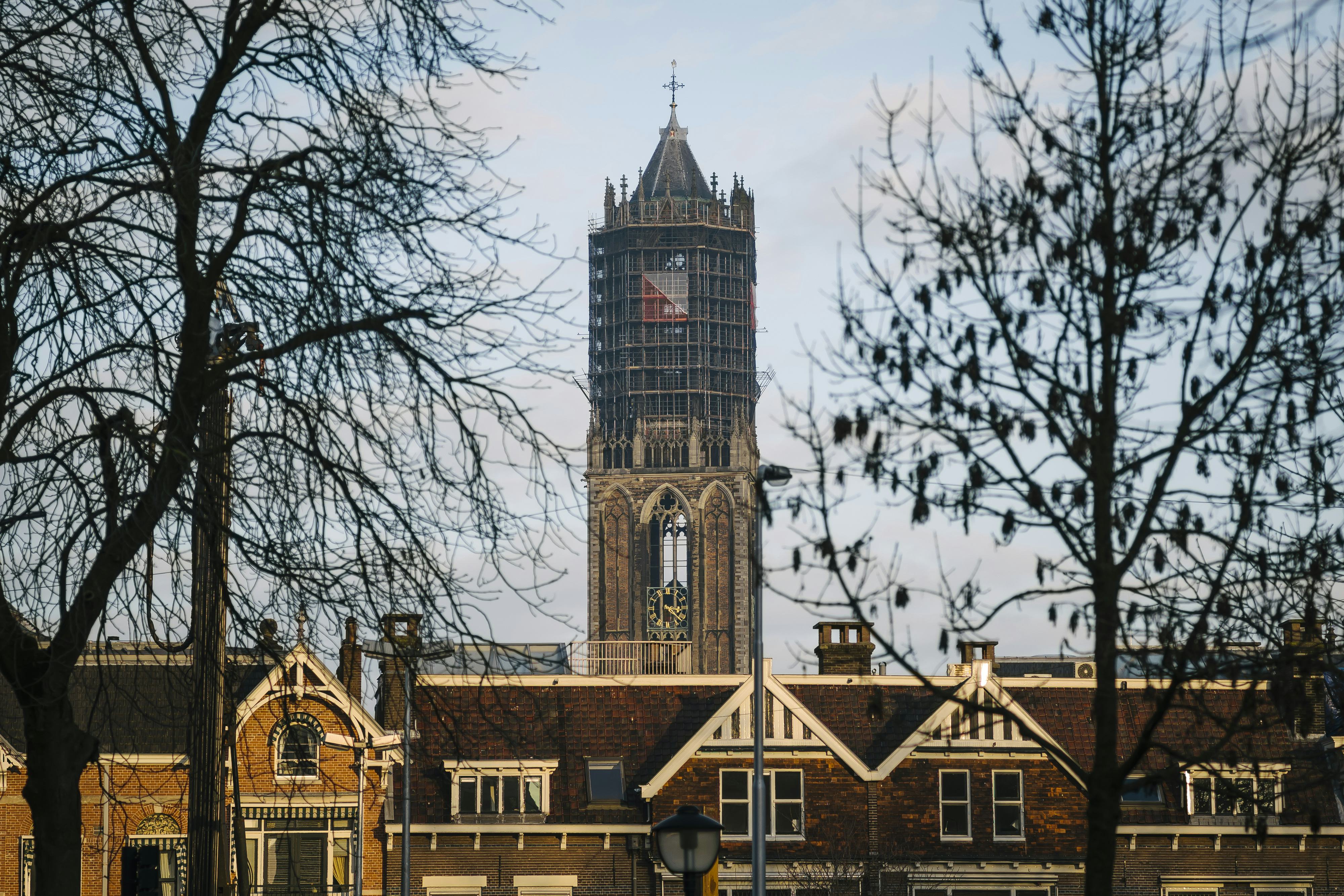 UTRECHT - De spits van de Dom in Utrecht staat in de steigers voor restauratieonderzoek aan het bovenste gedeelte van de Domtoren; tussen de 70 en 95 meter hoogte. De inspectie moet uitwijzen wat er precies aan restauratiewerkzaamheden moet worden uitgevoerd. Het laatste grote onderhoud aan de Dom is gebeurd tussen 1973 en 1975. Het is nog niet bekend wat de restauratie aan tijd en geld gaat kosten. Foto: Erik van ’t Woud / Hollandse Hoogte