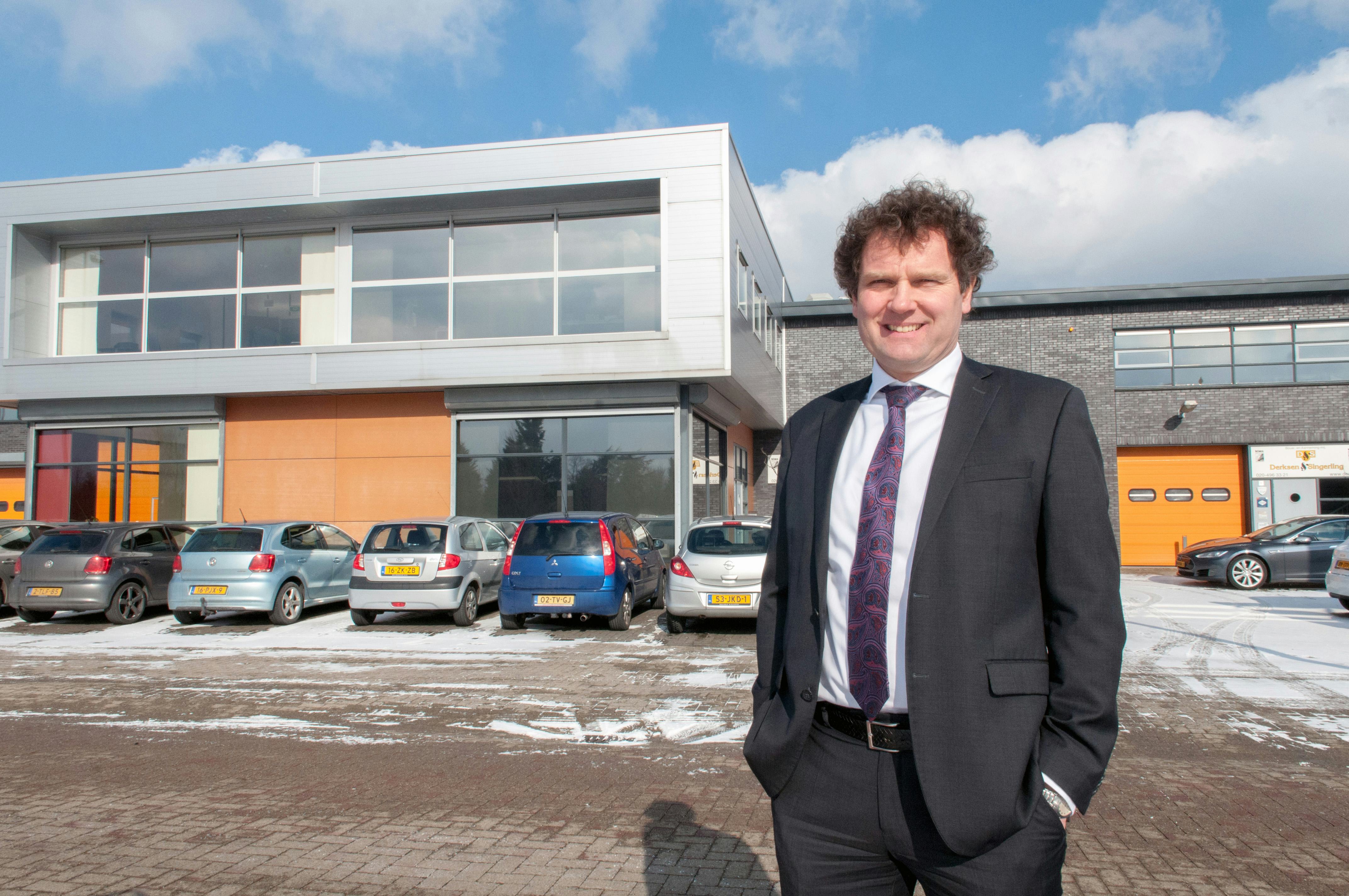 Foto Ronald Bakker
Dick Singerling voor zijn bedrijf in het Amsterdasme Westelijk havengebied.