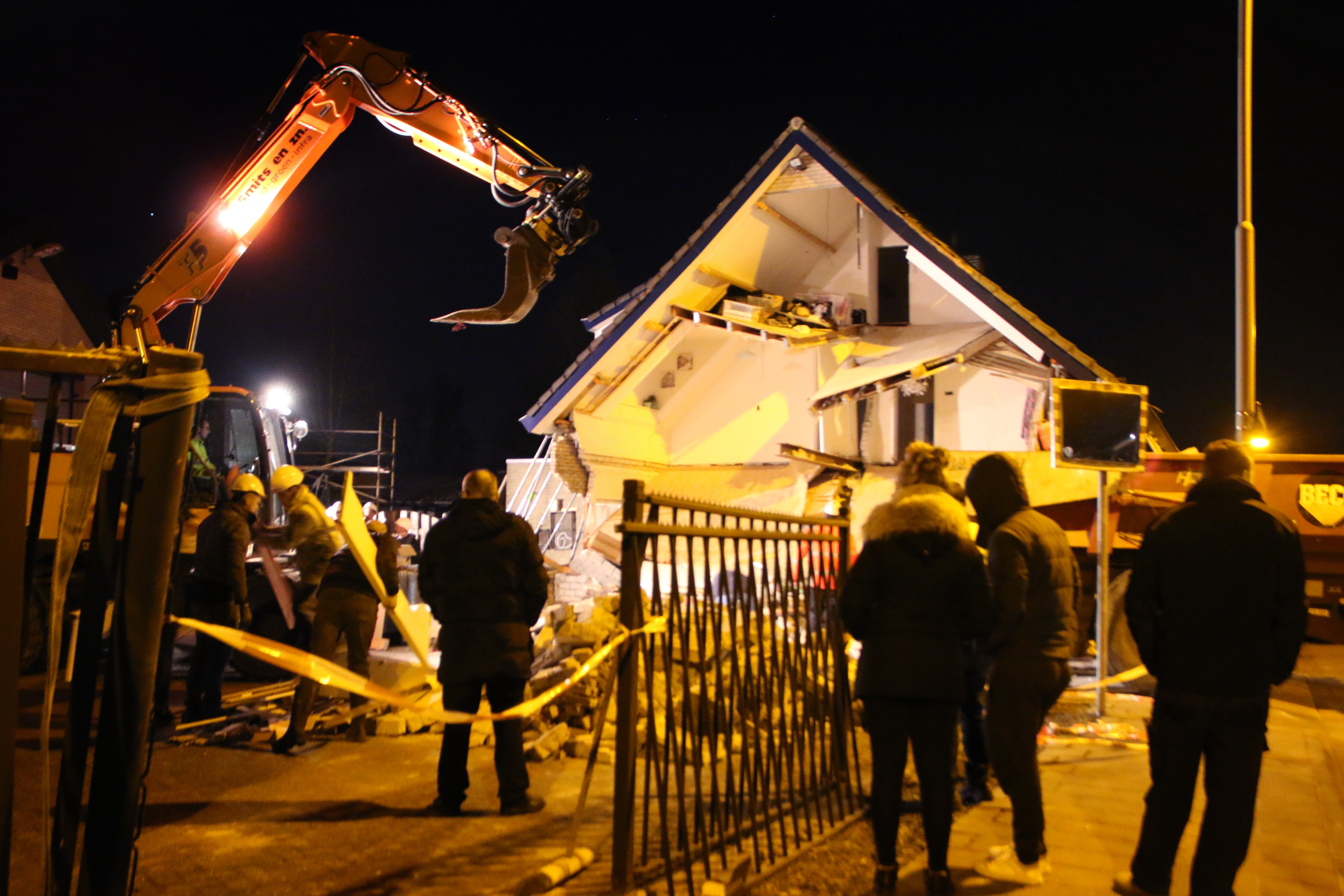 2018-03-26 22:29:28 MADE - In de Brabantse plaats Made is de zijgevel van de woning was ingestort. Dit werd veroorzaakt door werkzaamheden aan het riool door de eigenaar van woning. De woning is inmiddels volledig gestut, maar niet meer te redden. ANP GINOPRESS