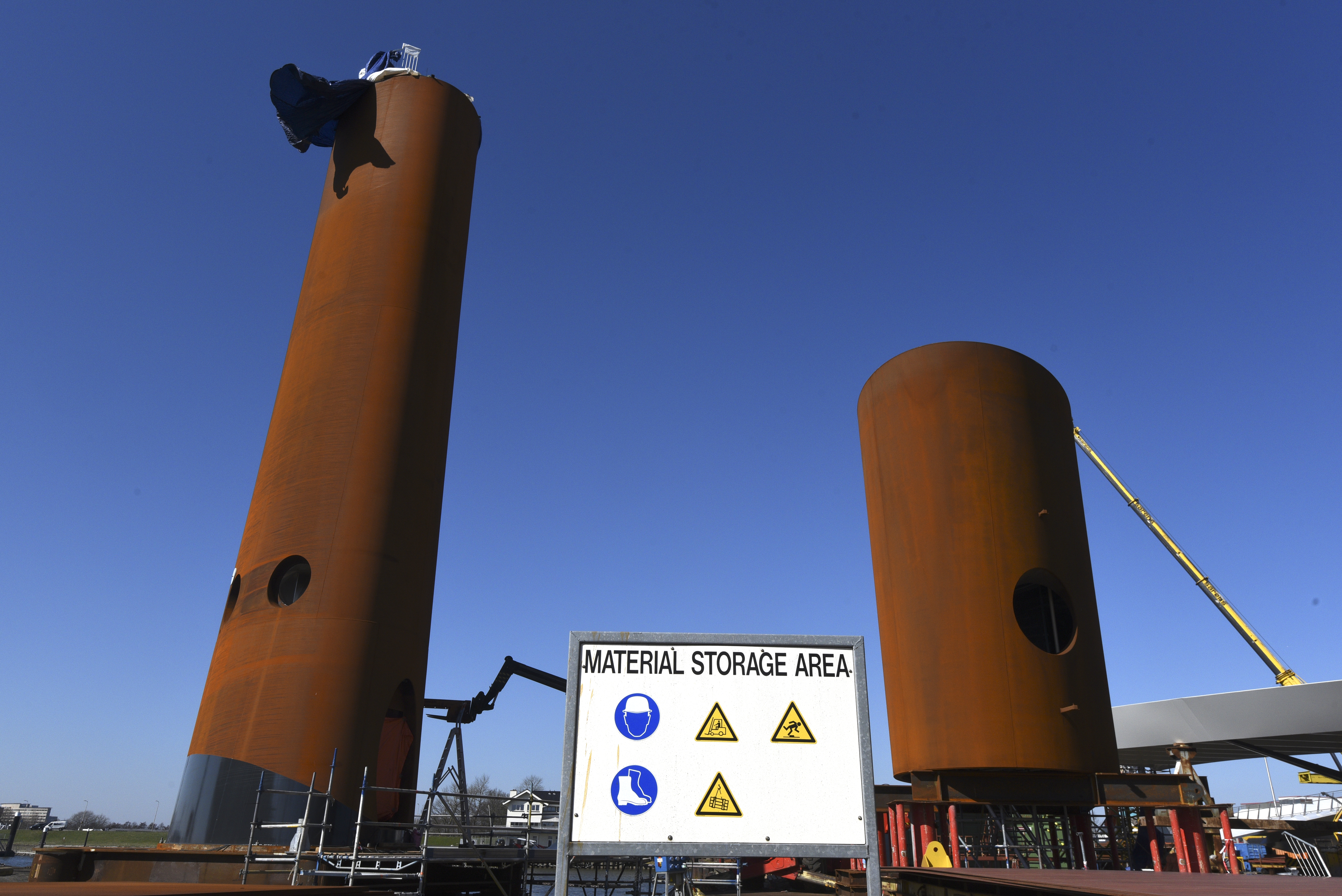 Krimpen aan de IJssel 19 maart 2018
Radartoren Maasvlakte 2 in aanbouw bij Hollandia Infra
Foto Ries van Wendel de Joode