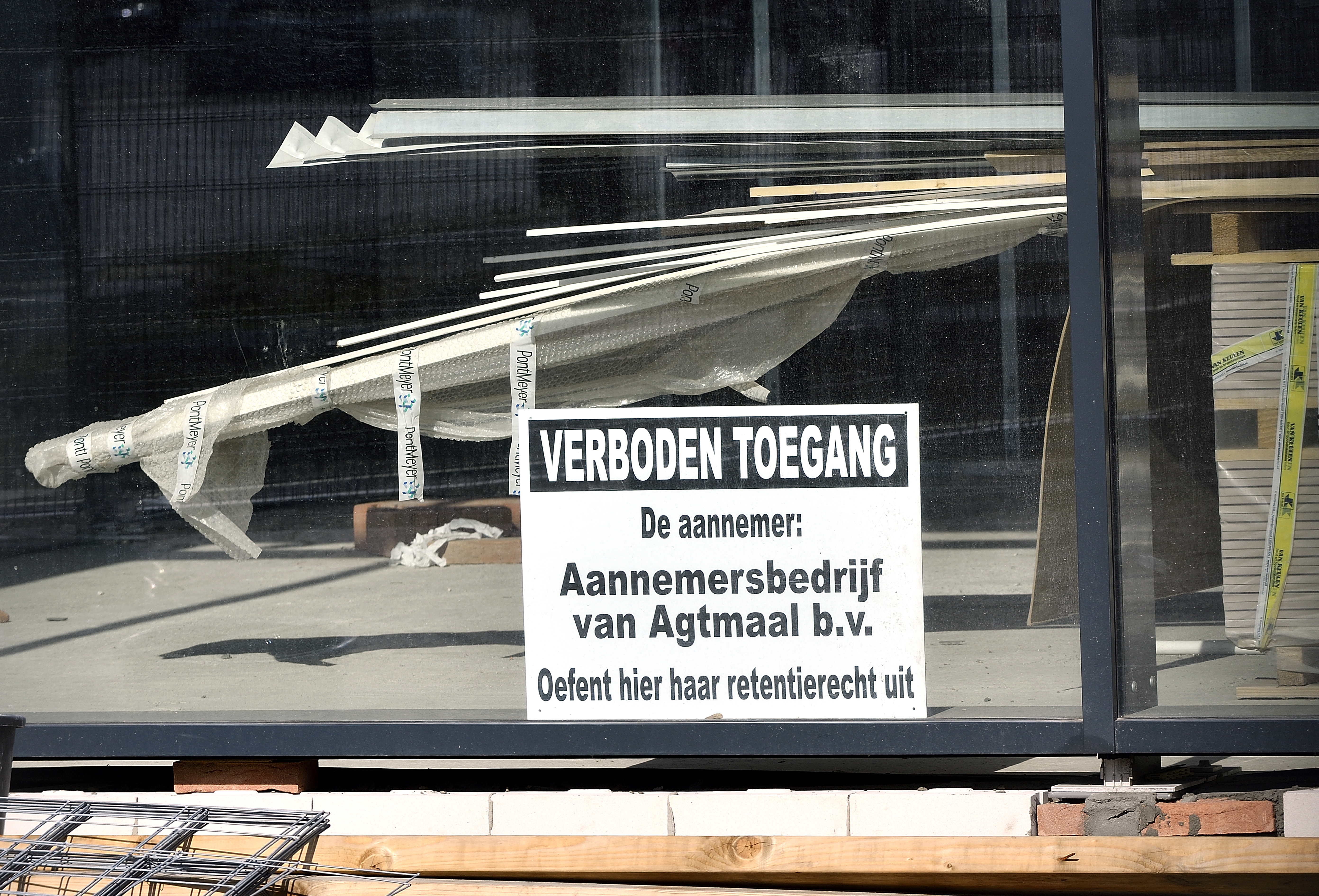 21032018 Cobouw zelf Aangeleverd
Aannemer van Agtmaal onderdeel van Volker Wessel oefend zijn retentierecht uit op de bouw van evenementencomplex Breepark in Breda. Het bouwterrein is leegeghaald en er staan borden waarop het bekend word gemaakt.Foto Erald van der Aa