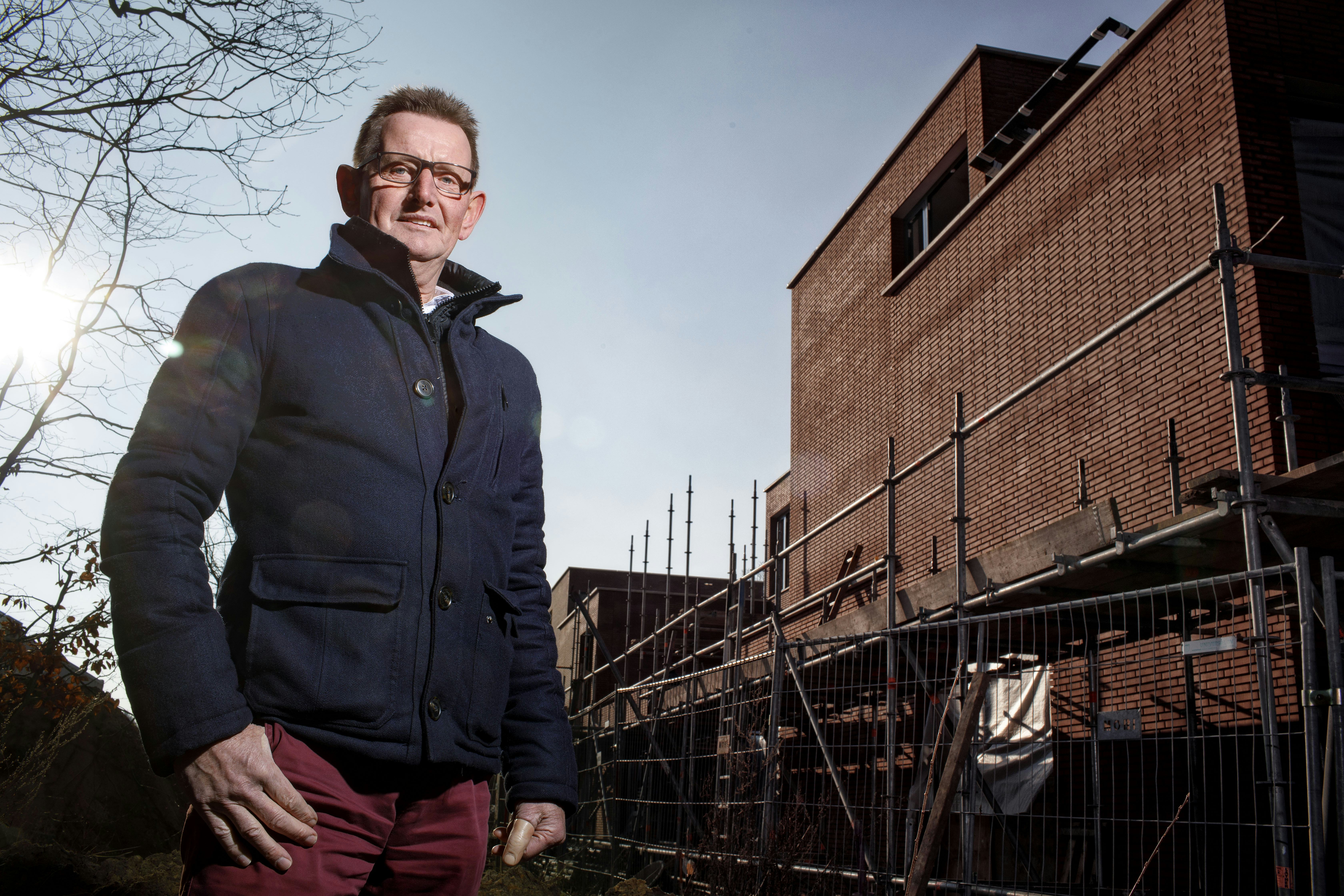 Ulvenhout, 23 februari 2018
Wim Haverhals bij het project van de Torendreef waarvoor zijn bedrijf het metselwerk heeft gedaan.
Foto: Dolph Cantrijn