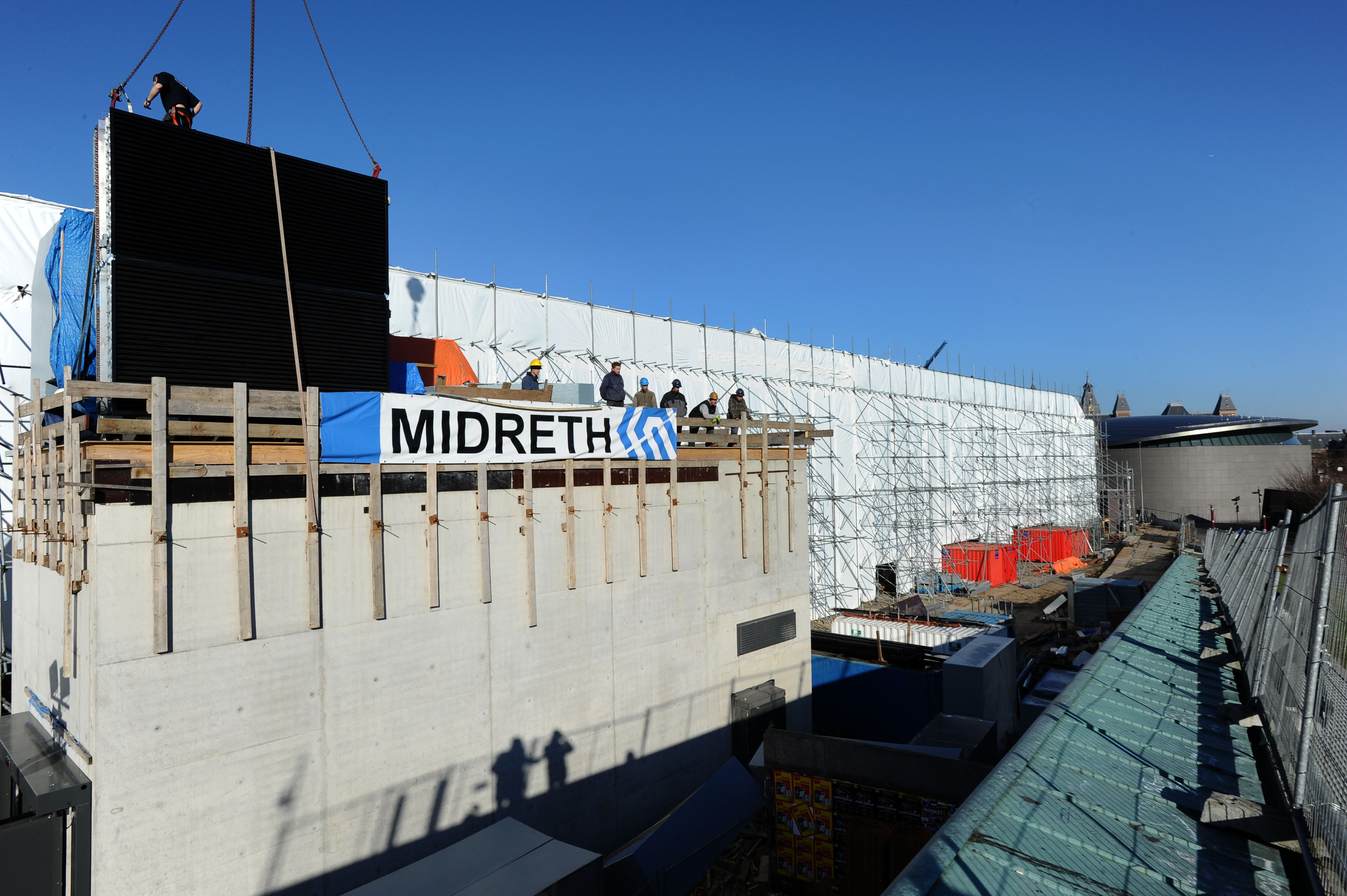 2011-01-27 12:47:05 AMSTERDAM - De nieuwbouw van het Stedelijk Museum in Amsterdam. De bouw van het nieuwe gedeelte ligt vrijwel stil. De gemeente Amsterdam is in gesprek met de aannemer. De aannemer Midreth zou al langere tijd grote financiële problemen hebben en kon vorig jaar een faillissement ternauwernood voorkomen.
Het Stedelijk Museum is sinds 2004 gesloten wegens een ingrijpende verbouwing en nieuwbouw. Vorig jaar werd het oude deel tijdelijk geopend.
ANP EVERT ELZINGA