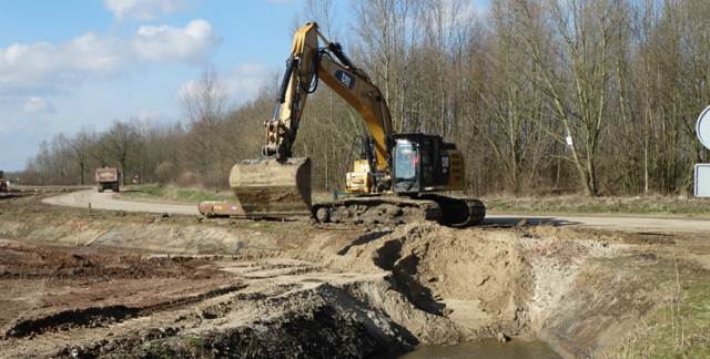 Het leeghalen van het kleidepot is in volle gang Foto: Rijkswaterstaat/Wolfs