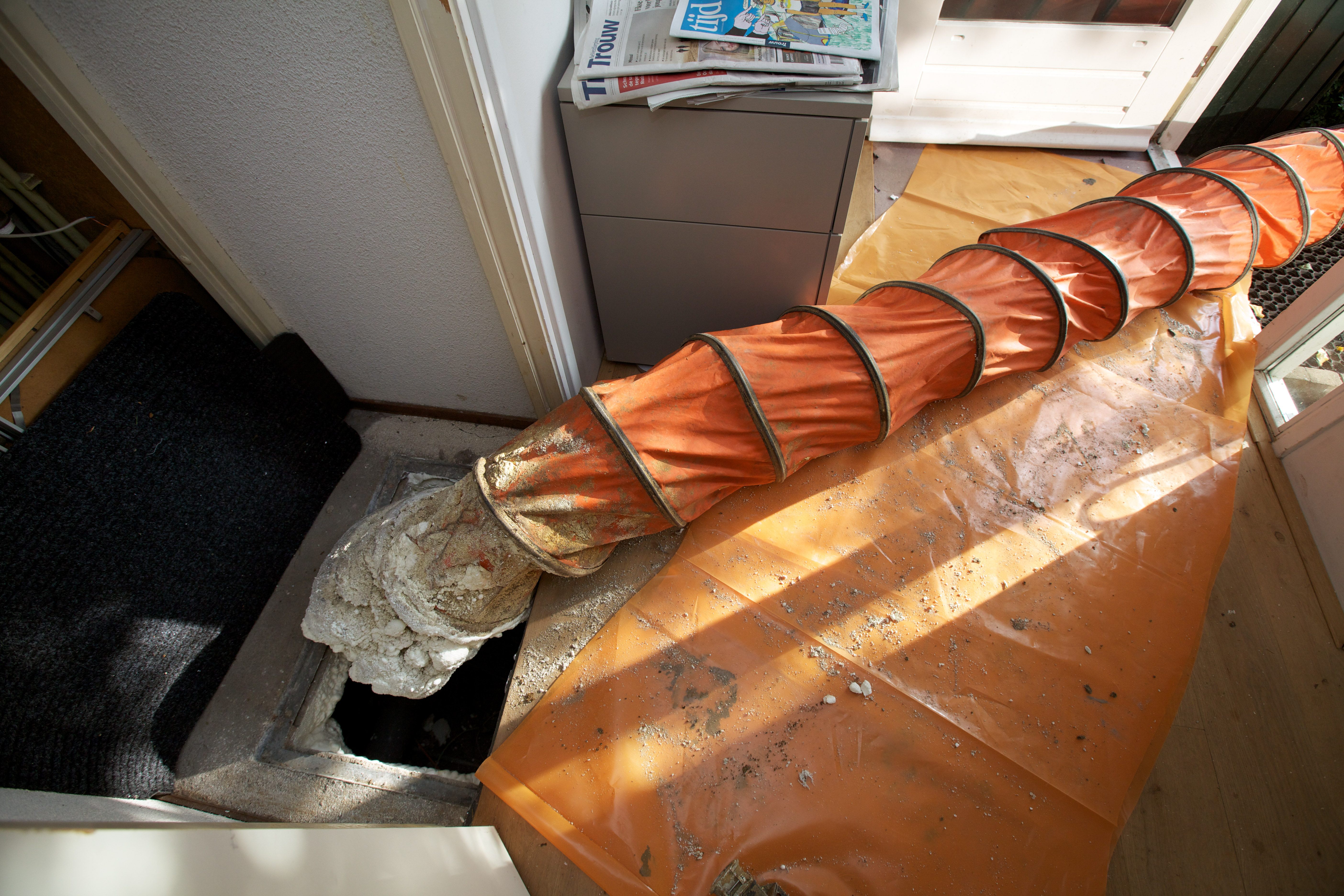 Nederland, Bunnik, 26 oktober 2016
Er wordt gewerkt aan de vloerisolatie van een huis. Hier een afzuigslang om de giftige dampen af te voeren.
Isolation of a house.
Foto: Stijn Rademaker/HH