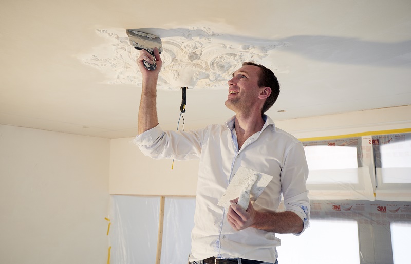 Fekke Haringsma is meesterstucadoor en gespecialiseerd in het herstel van ornamenten. Foto: Christiaan Krouwels.