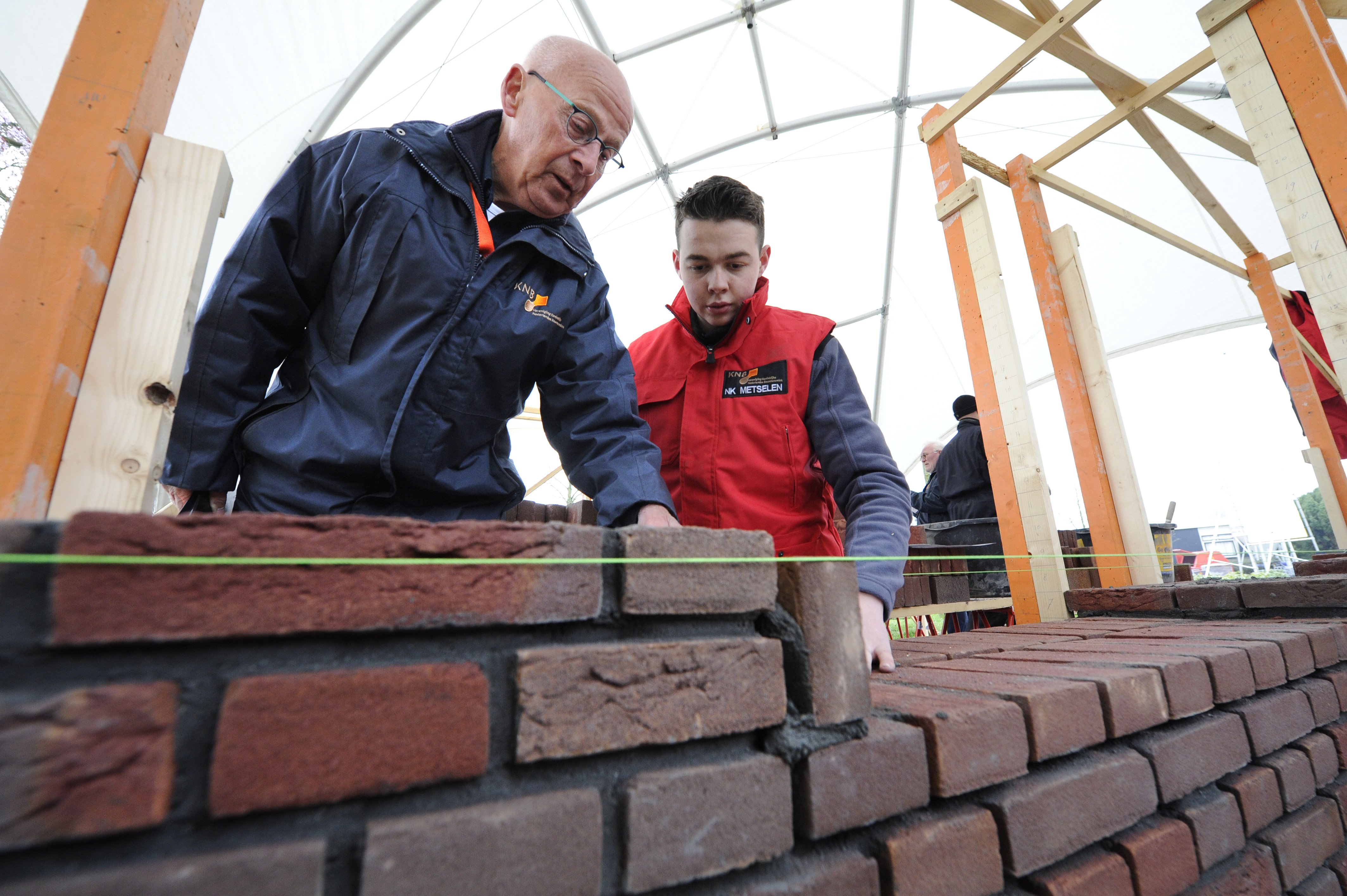 Bij grote opleidingen, zoals die tot metselaar, neemt het aantal leerlingen wel toe. Bij kleine opleidingen, zoals opleidingen voor voeger en betonstaalverwerker, neemt het aantal leerlingen af.