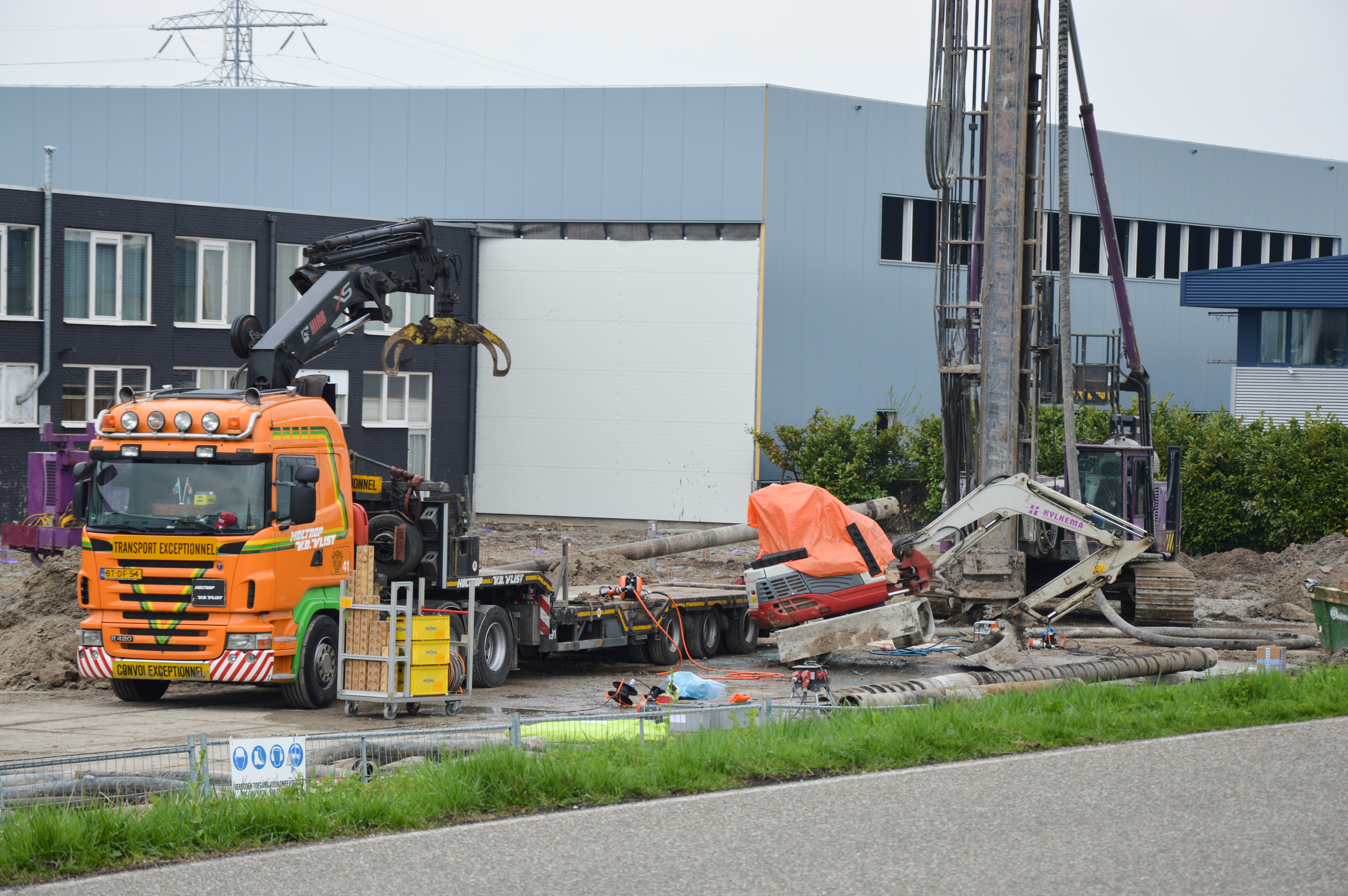 2018-04-13 12:18:18 Breukelen - Op een bouwterrein aan de Merwedeweg in Breukelen is vrijdag 13 april een kraanmachinist om het leven gekomen bi een bouwongeval. Een heipaal is daar omgevallen en bovenop de cabine van de kraan gevallen. De hulpdiensten kwamen massaal ter plaatse om de man hulp verlenen. Maar de man bleek bij aankomst van de hulpdiensten al te zijn overleden. Ook een traumahelikopter is ter plaatse gekomen. De locatie is met schermen afgezet. De politie heeft de weg afgesloten en voorkomt dat er pottenkijkers op de dijk komen.