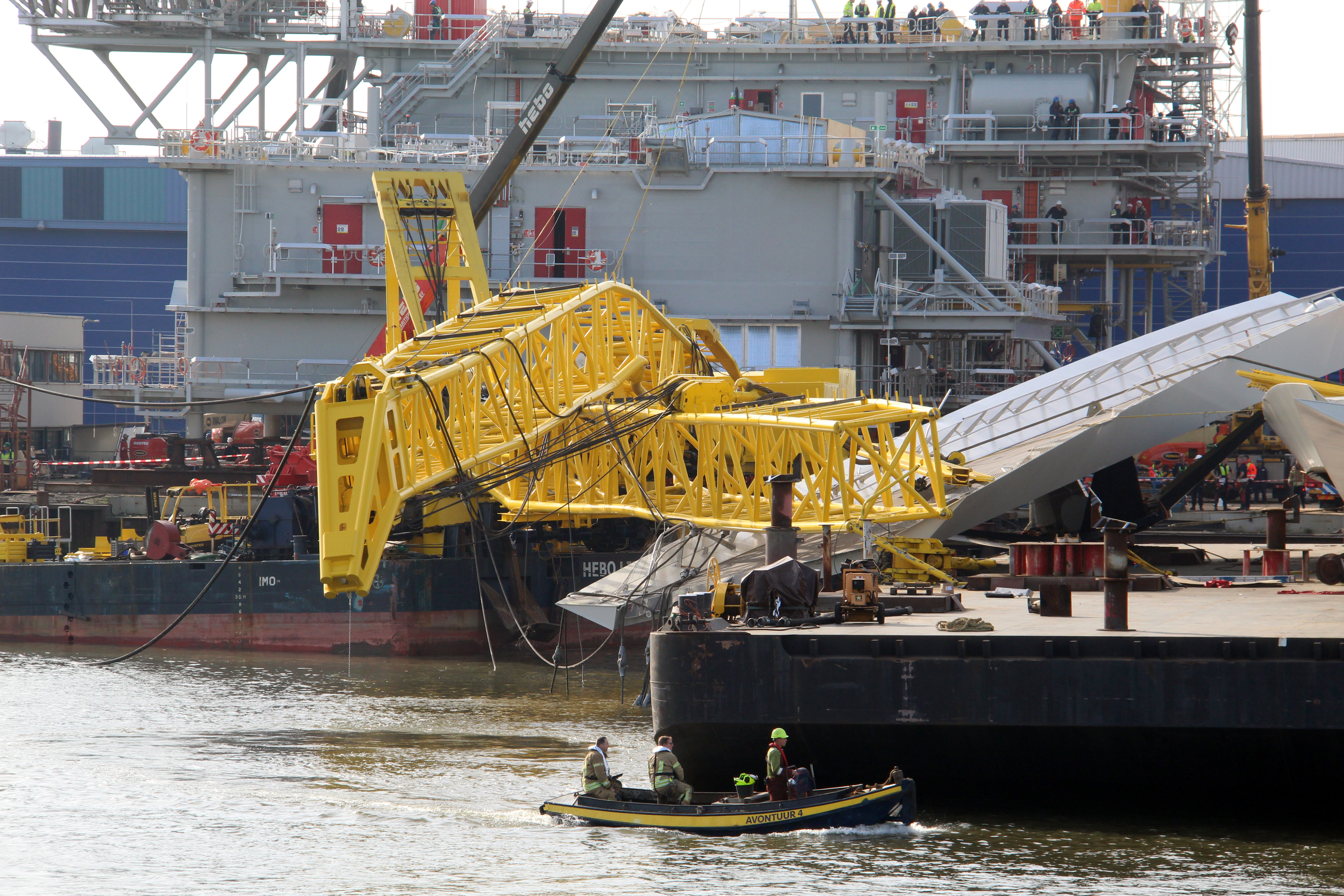 2018-04-17 09:45:09 Capelle a/d IJssel  - In de Hollandsche IJssel tussen Krimpen a/d IJssel en Capelle a/d IJssel is dinsdagochtend een kraan omgevallen in het water. Hulpdiensten konden al snel meerdere te water geraakte personen redden. De brandweer schaalde op naar Grote Hulpverlening en kwam met veel materieel ter plaatse. Brandweerduikers van de kazernes Capelle a/d IJssel en Schiedam doorzochten het water op meer slachtoffers. Door een nog onbekende oorzaak brak de kraan tijdens de aanbouw van een brug. Daarna viel deze met de machinist en mogelijk nog een andere kraan in het water.