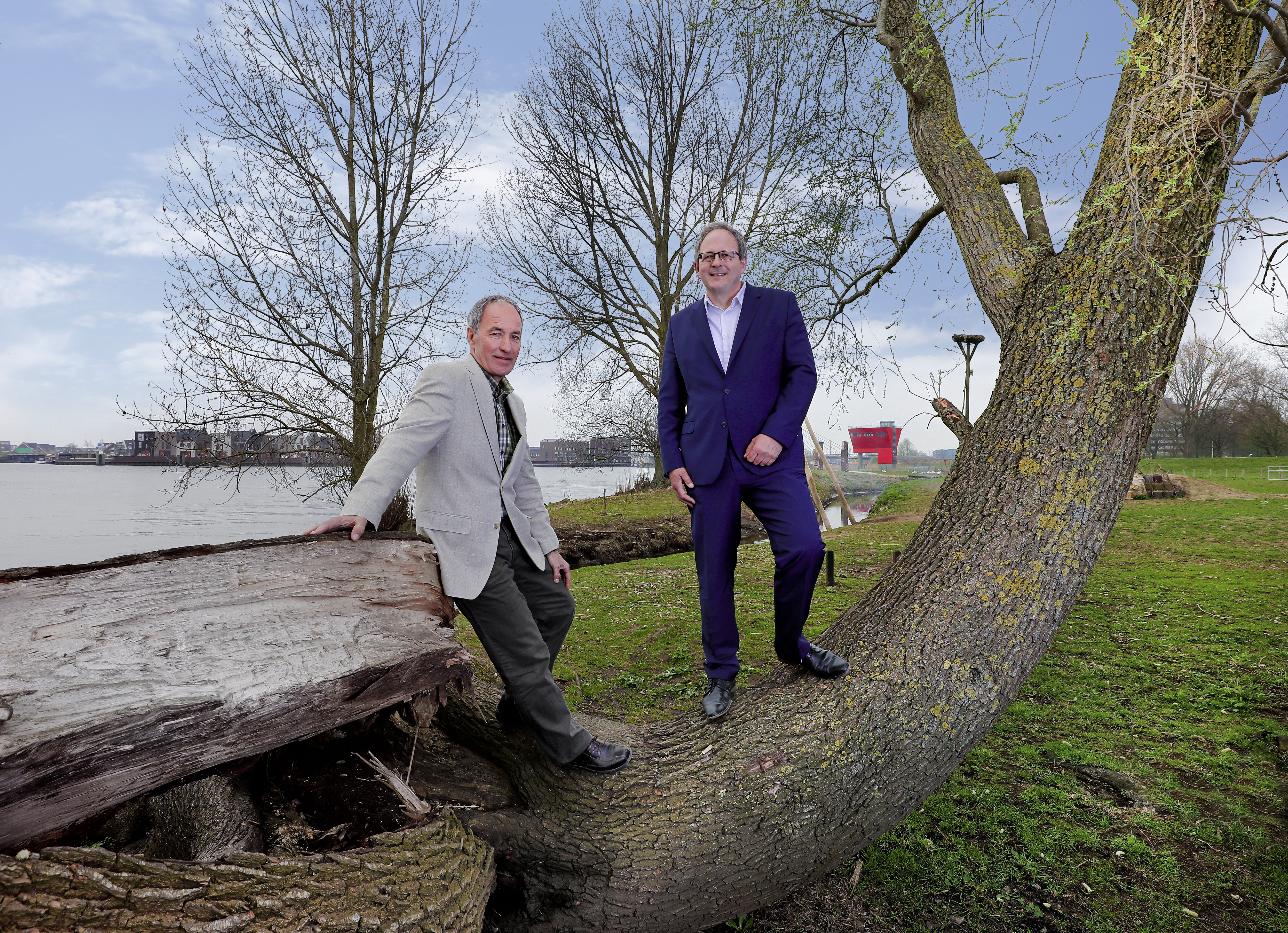 Het waterschap pakt de Stadsdijken Zwolle heel innovatief aan: Hans de Jong en Peter Staats hebben de opzet bedacht 
Foto: Ruud Ploeg 