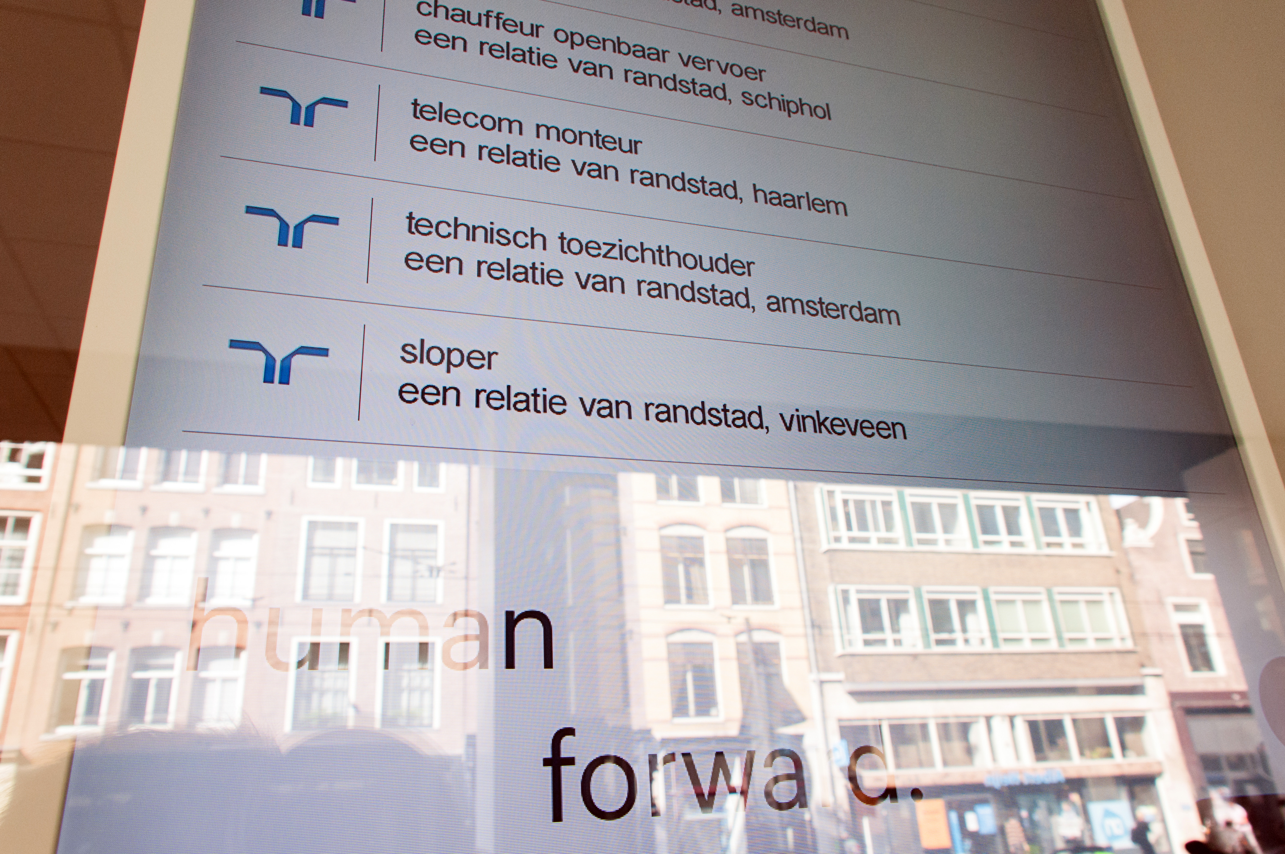 Foto Ronald Bakker
In de etalage van uitzendbureau Randstad in de Amsterdamse Vijzelstraat een aantal vacatures waaronder een voor een sloper.