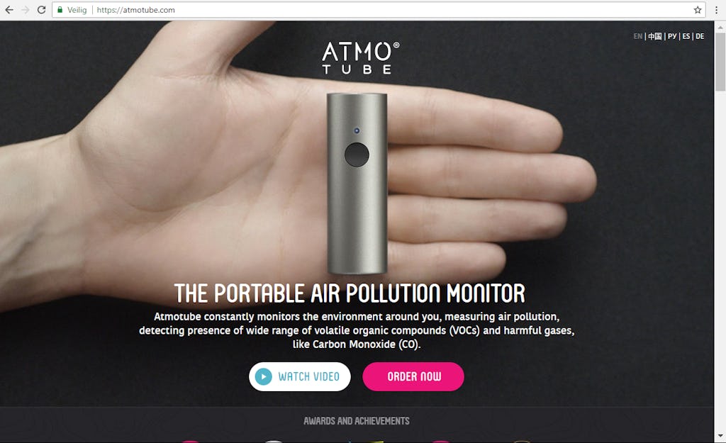 Atmotube: een klein, betaalbaar apparaatje dat de luchtkwaliteit kan meten. Iedereen die een huis koopt, neemt over een tijdje het sensortje mee, verwacht Piet Eichholtz.