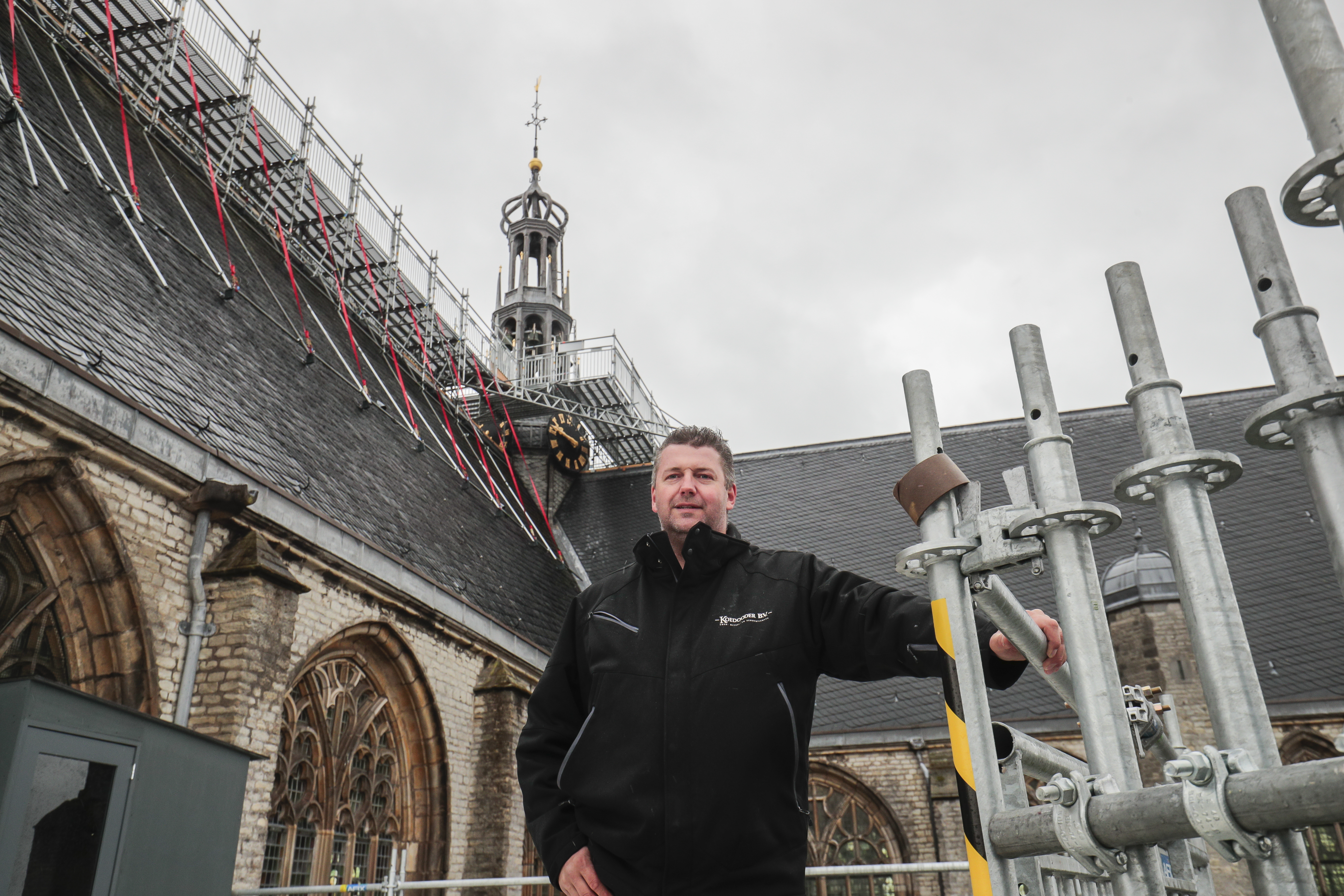 Alkmaar, 1 mei 2018. STEIGER GROTE KERK ALKMAAR WORDT PUBLIEKSTREKKER.
Steigerbouwer Sjors Bontekoning van Koedooder steigerbouwers op en in de Grote Kerk van Alkmaar. verhaal Marije de Leeuw. foto Martin Mooij