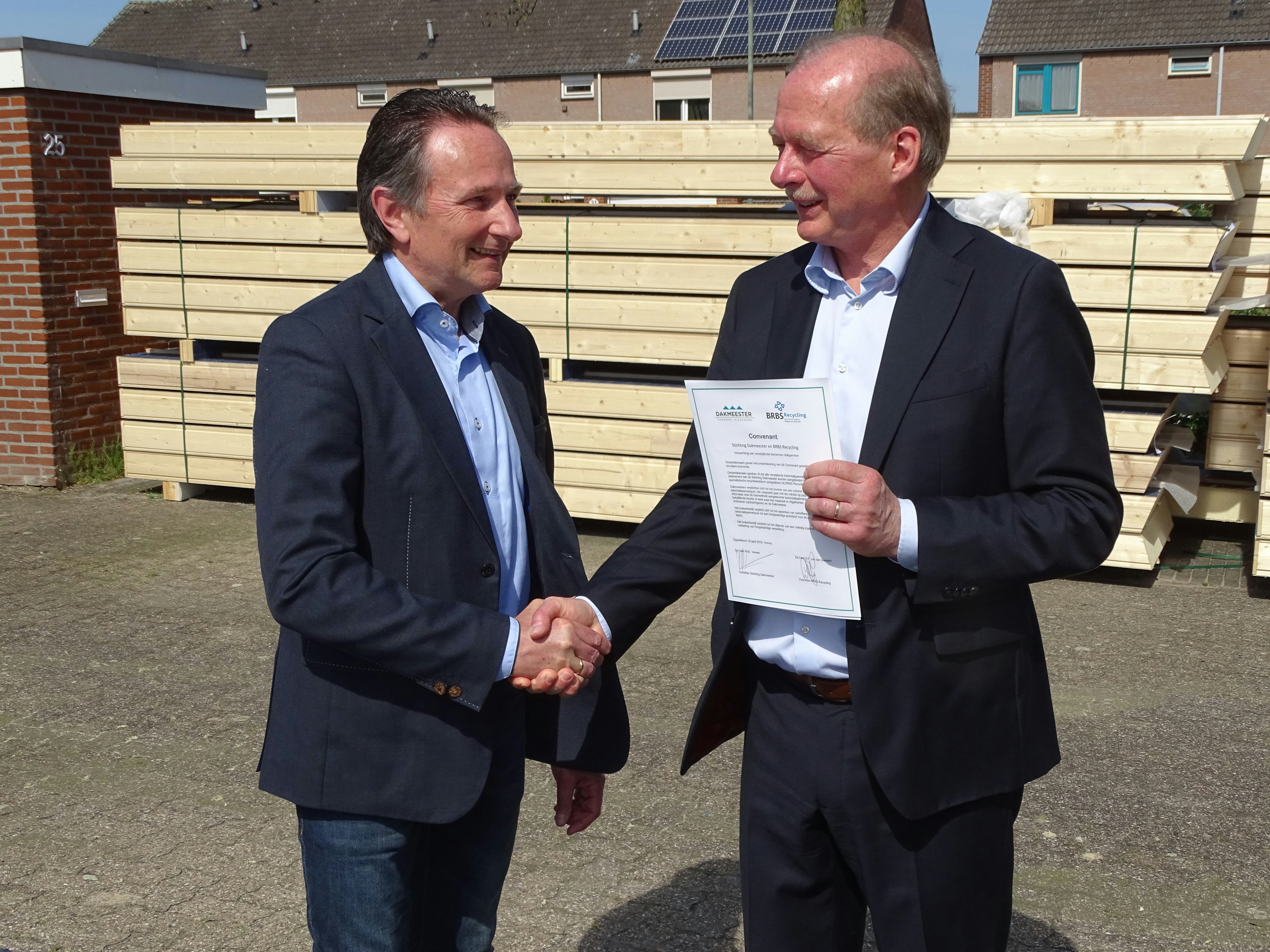 Namens de Stichting Dakmeester ondertekende voorzitter Will Verwer het Convenant Recycling Betondakpannen en voorzitter Ton van der Giessen deed dat voor BRBS Recycling.