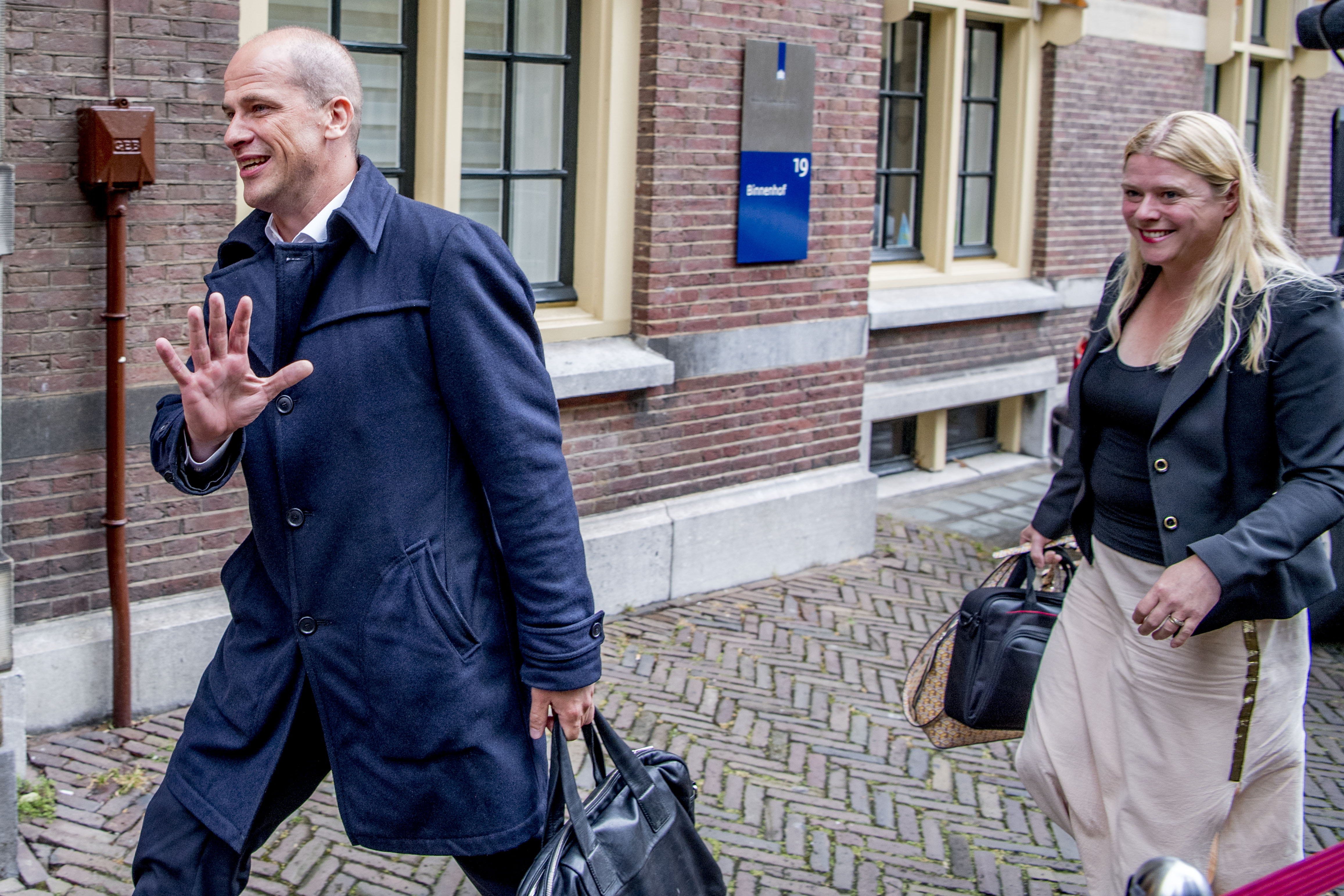 2017-06-09 10:47:19 DEN HAAG - Oud-PvdA-leider Diederik Samsom loopt op het Binnenhof. ANP ROBIN UTRECHT