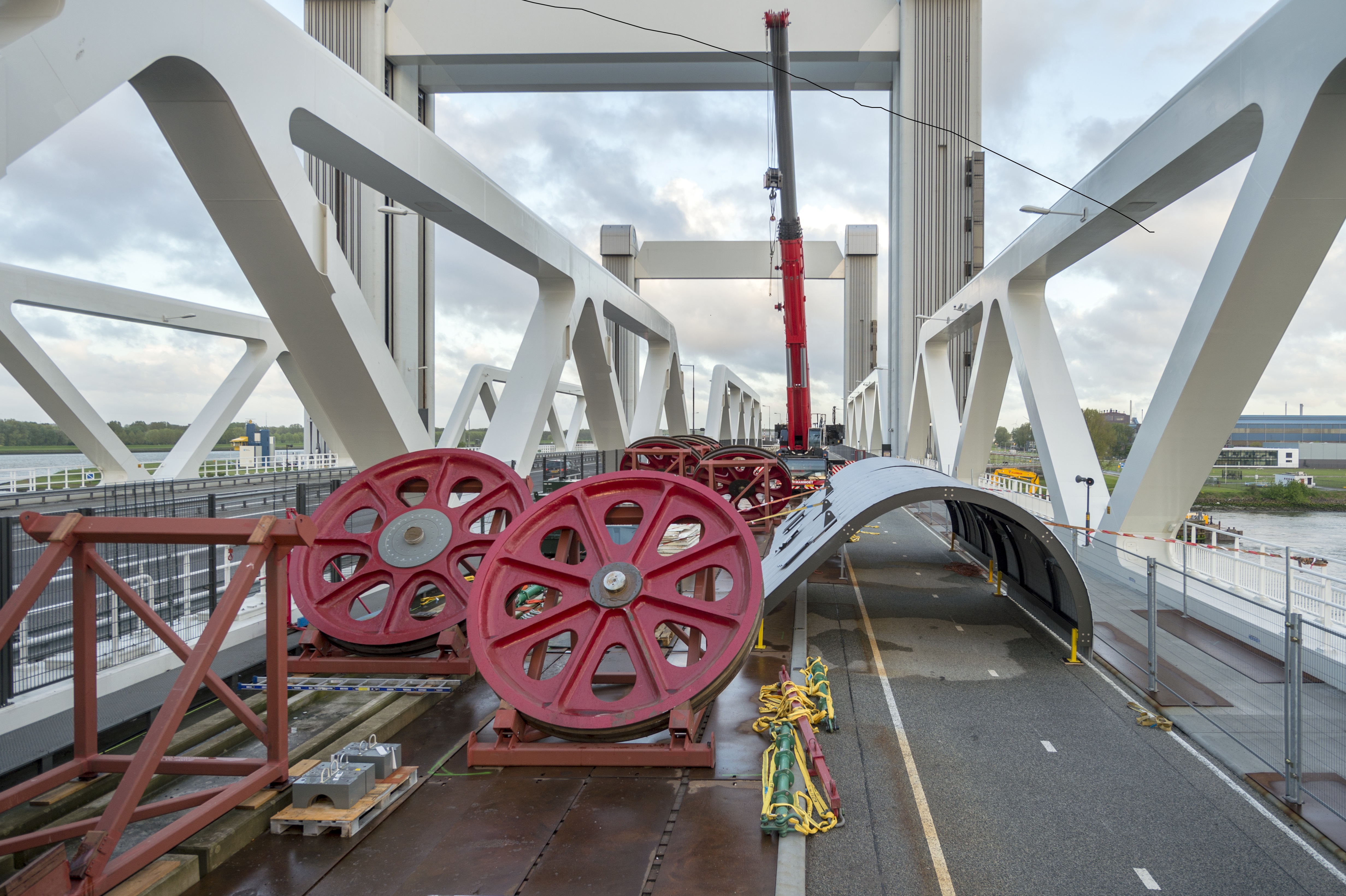 Vier nieuwe wielen liggen klaar op het brugdek. Fotografie Gerrit Serné i.o.v. Rijkswaterstaat en ProRail.