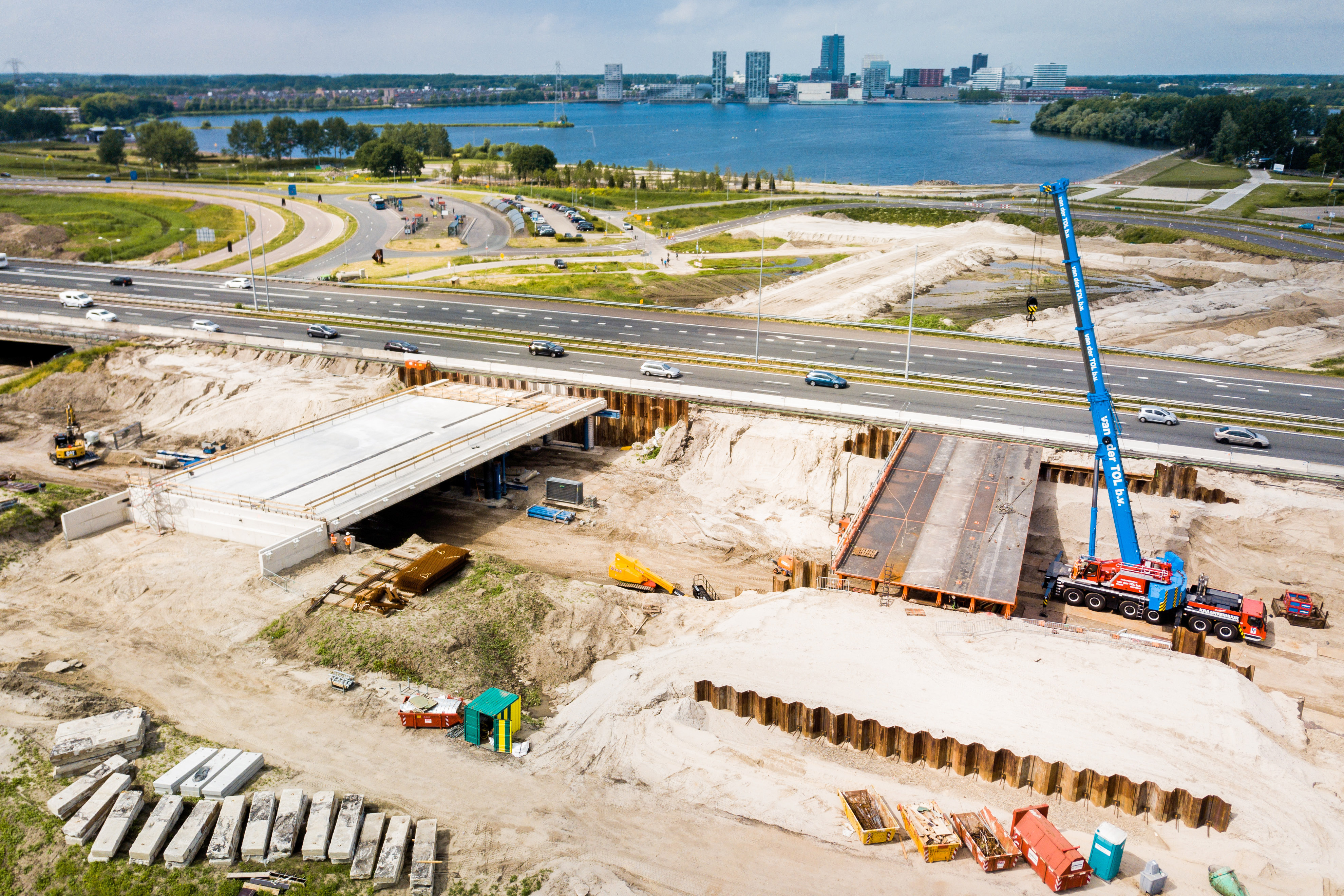 2018-06-04 15:35:17 ALMERE - Foto gemaakt met een drone van werkzaamheden aan de A6 tussen Almere Havendreef en Almere Buiten-Oost. De A6 wordt de eerste energieneutrale snelweg in Nederland en is daarmee uitzonderlijk duurzaam. COPYRIGHT SEM VAN DER WAL