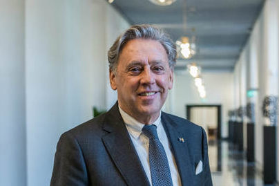 Ed Nijpels houdt het overzicht over de vijf tafels