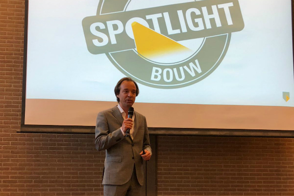 Petran van Heel, Sector Banker Bouw bij ABN AMRO opent het evenement ‘Spotlight op de bouw’.