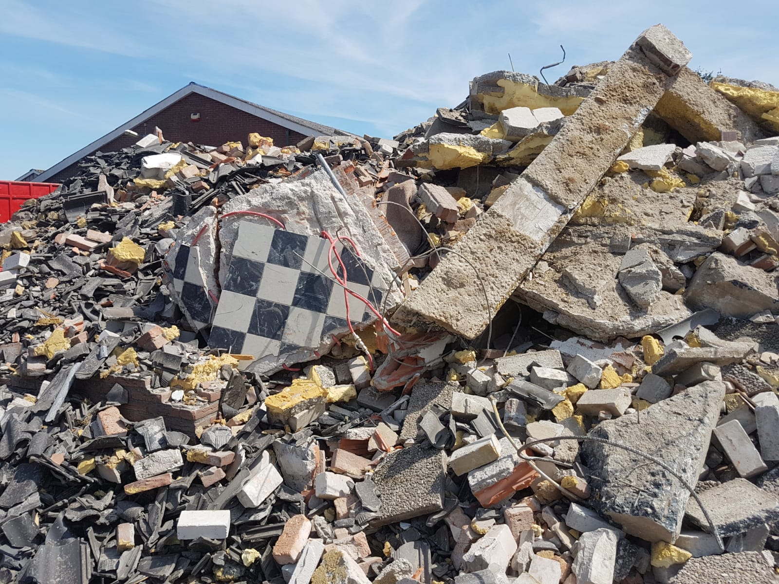 Een puinberg met pur