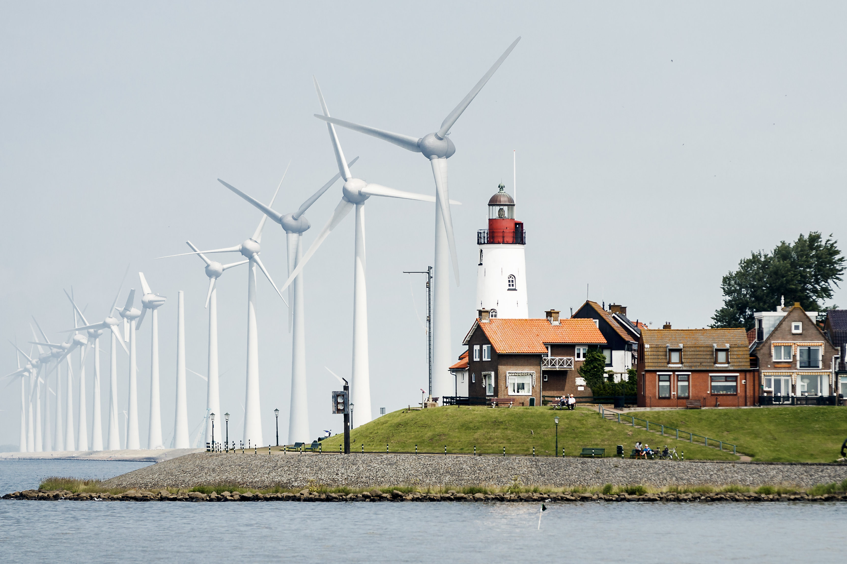 2016-06-21 12:11:09 URK - Windmoles op het Windpark Westermeerwind. De 48 windturbines van het grootste nearshore windpark van Nederland wekken een hoeveelheid duurzame energie op die vergelijkbaar is met het verbruik van 160.000 huishoudens. ANP REMKO DE WAAL
