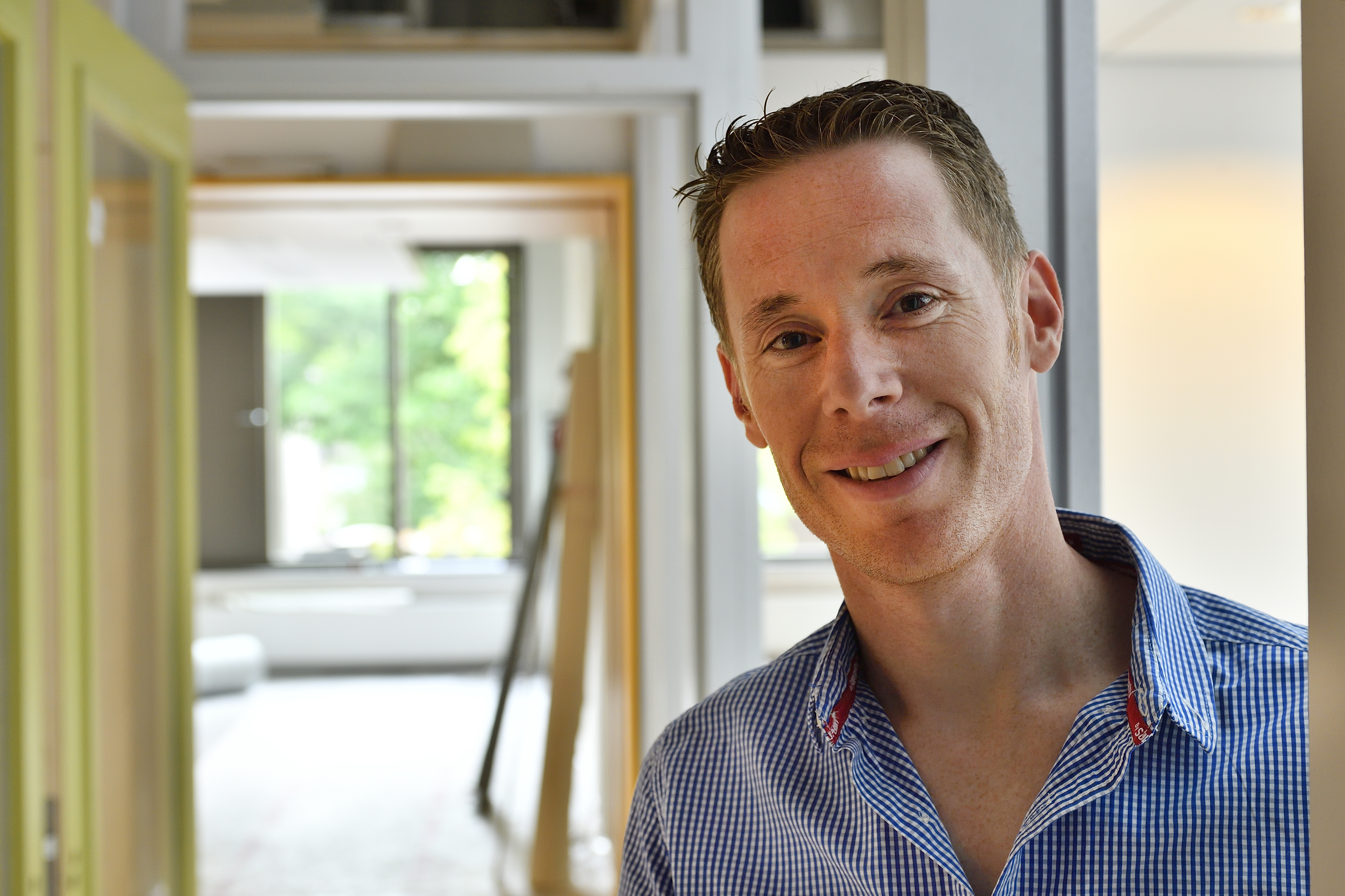 25072018 Cobouw Opdracht  Michiel Maas
Cris Toonders tijdens verbouwing in Bunder te Oisterwijk.Foto Erald van der Aa