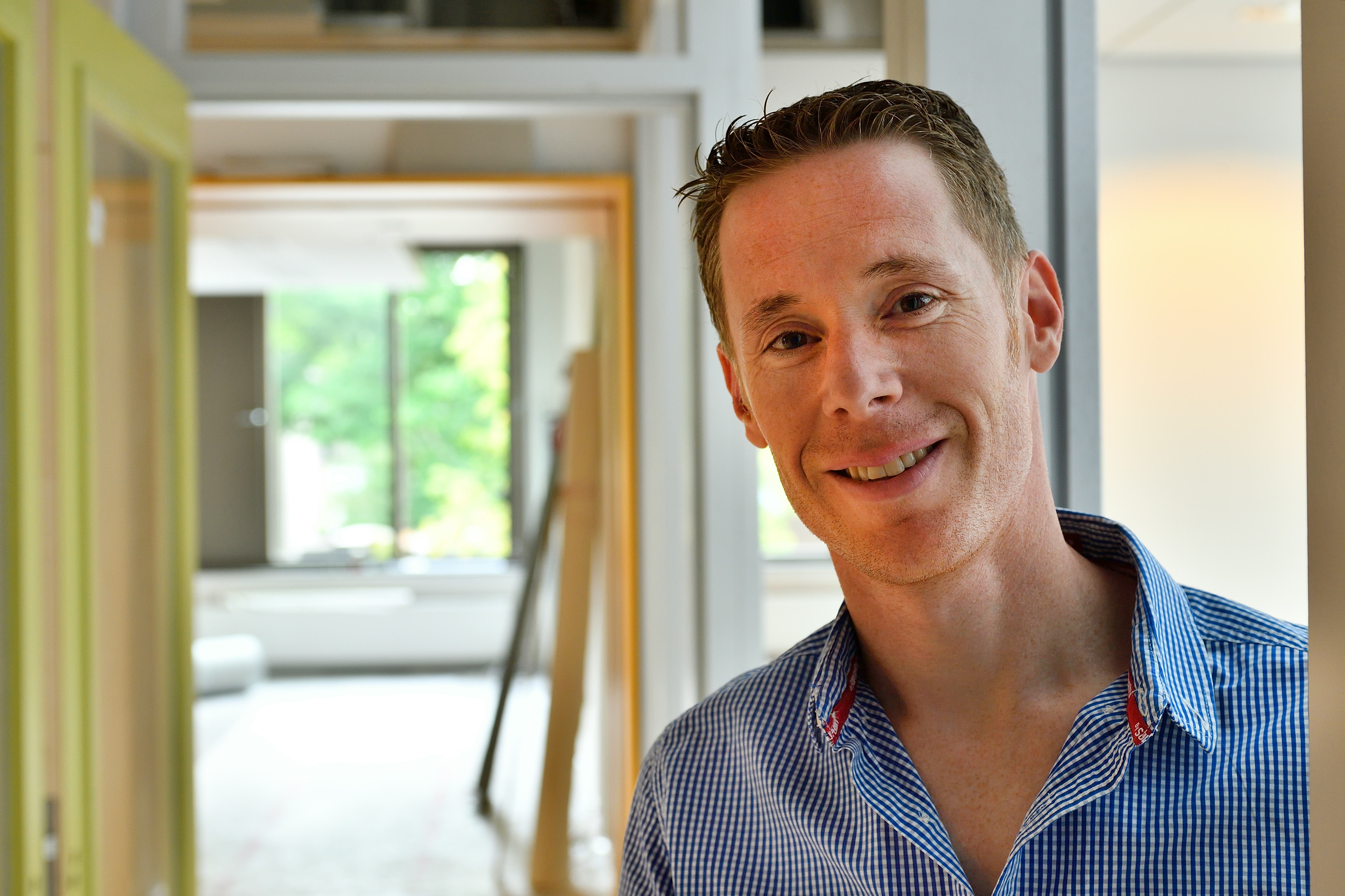 25072018 Cobouw Opdracht Michiel Maas
Cris Toonders tijdens verbouwing in Bunder te Oisterwijk.Foto Erald van der Aa