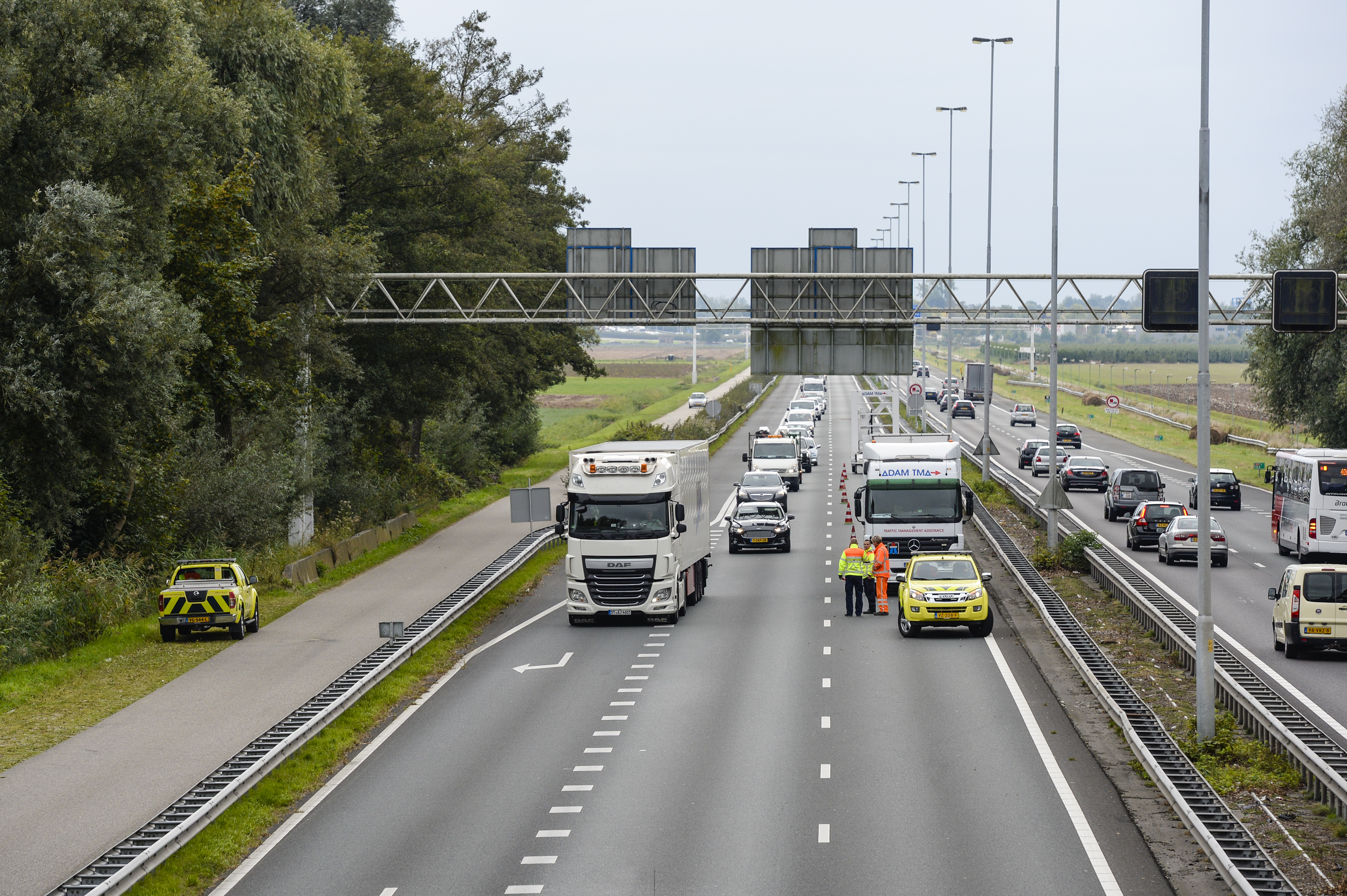 Vrachtwagens mochten in 2016 plots de Merwedebrug niet meer op, na de vondst van haarscheurtjes in de hoofdliggers van de brug. Foto: Shutterstock