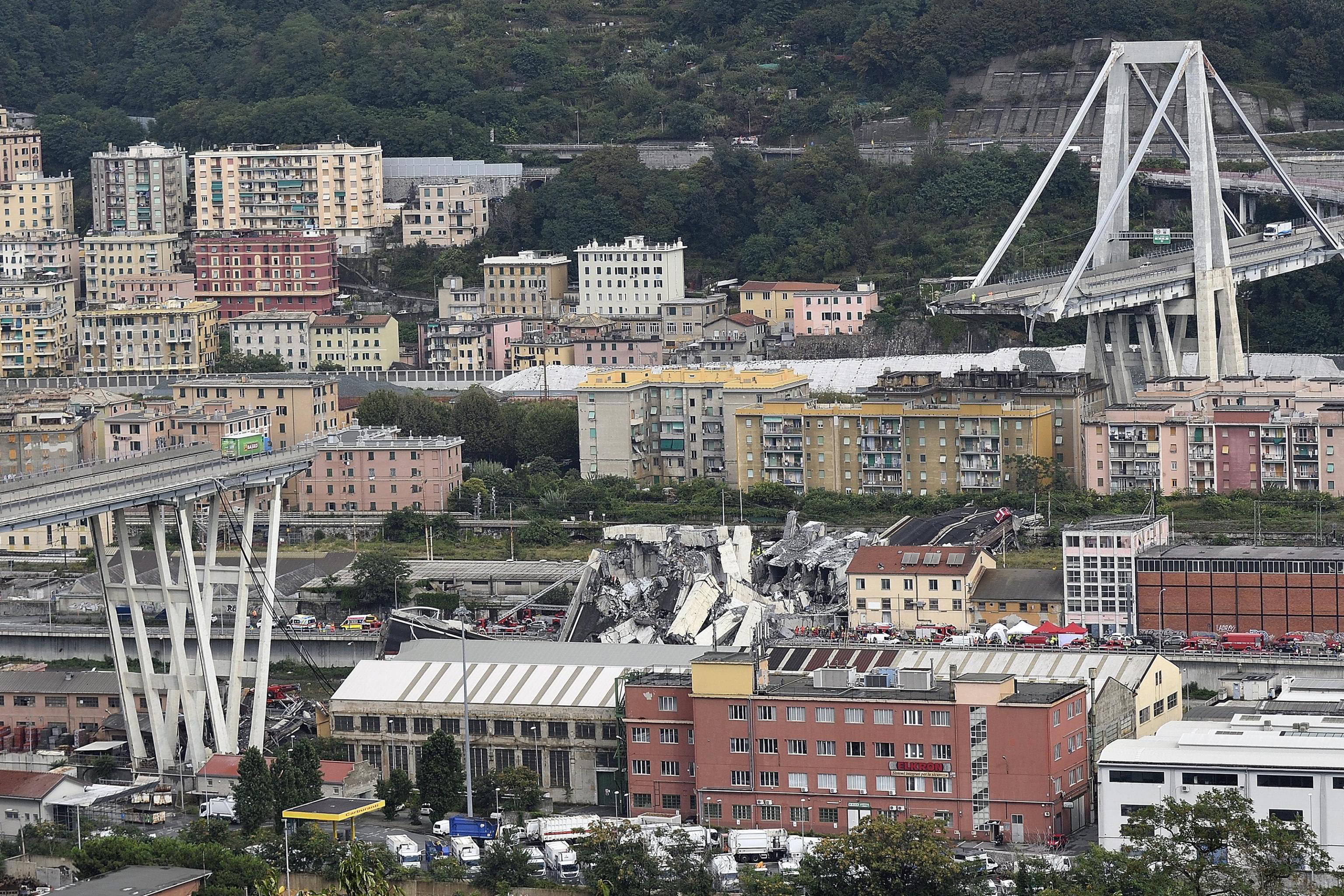 2018-08-14 15:55:52 epa06949339 A large section of the Morandi viaduct upon which the A10 motorway runs collapsed in Genoa, Italy, 14 August 2018. At least 22 people are believed to have died as a large section of the Morandi viaduct upon which the A10 motorway runs collapsed in Genoa on Tuesday. Both sides of the highway fell. Around 10 vehicles are involved in the collapse, rescue sources said. The viaduct gave way amid torrential rain.  EPA/FLAVIO LO SCALZO