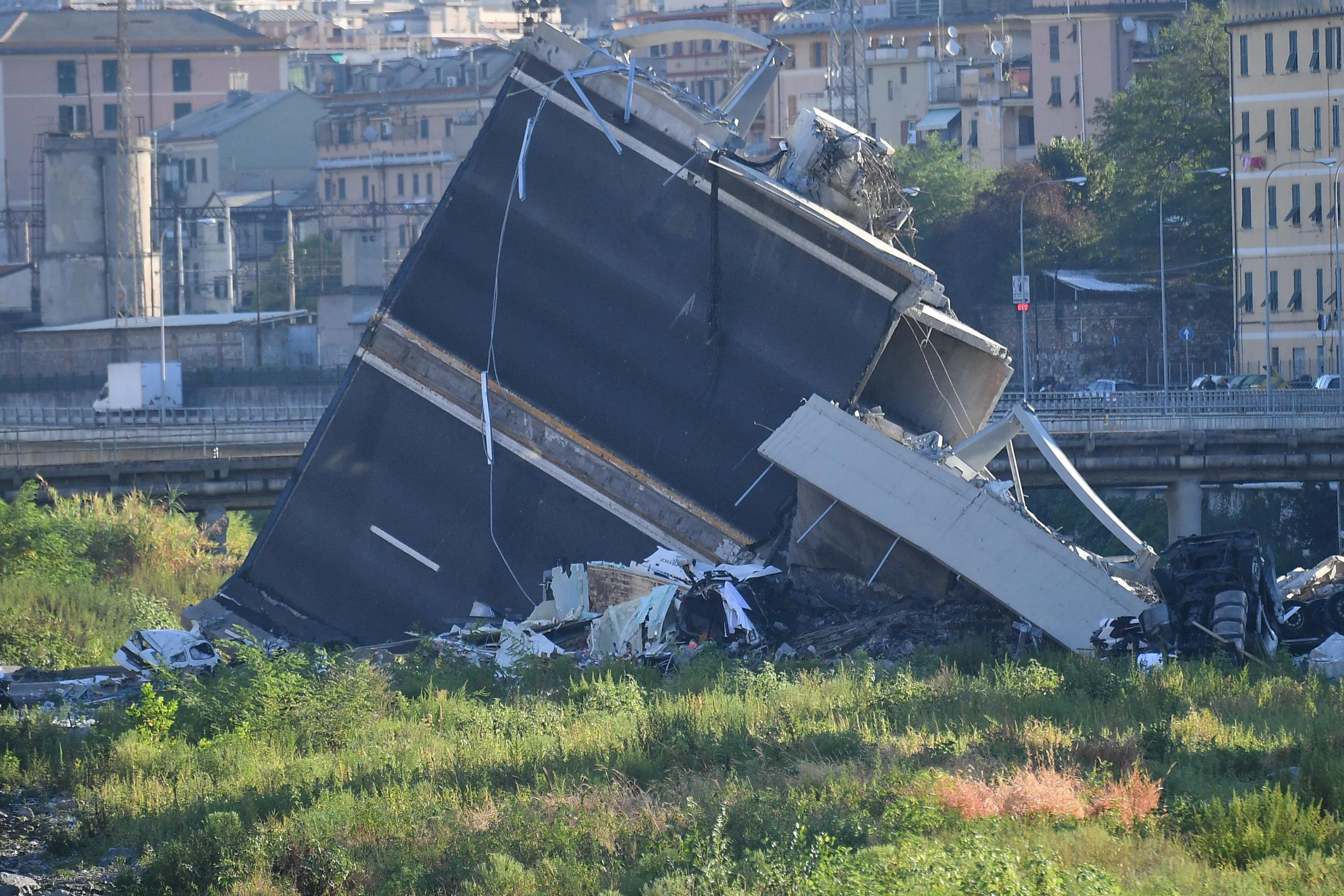 2018-08-15 00:00:00 epa06950685 A general view of the collapsed Morandi bridge the day after the disaster in Genoa, Italy, 15 August 2018. The death toll for Tuesday's highway-bridge-collapse disaster in Genoa has risen to 37, according to reports on 15 August. EPA/LUCA ZENNARO