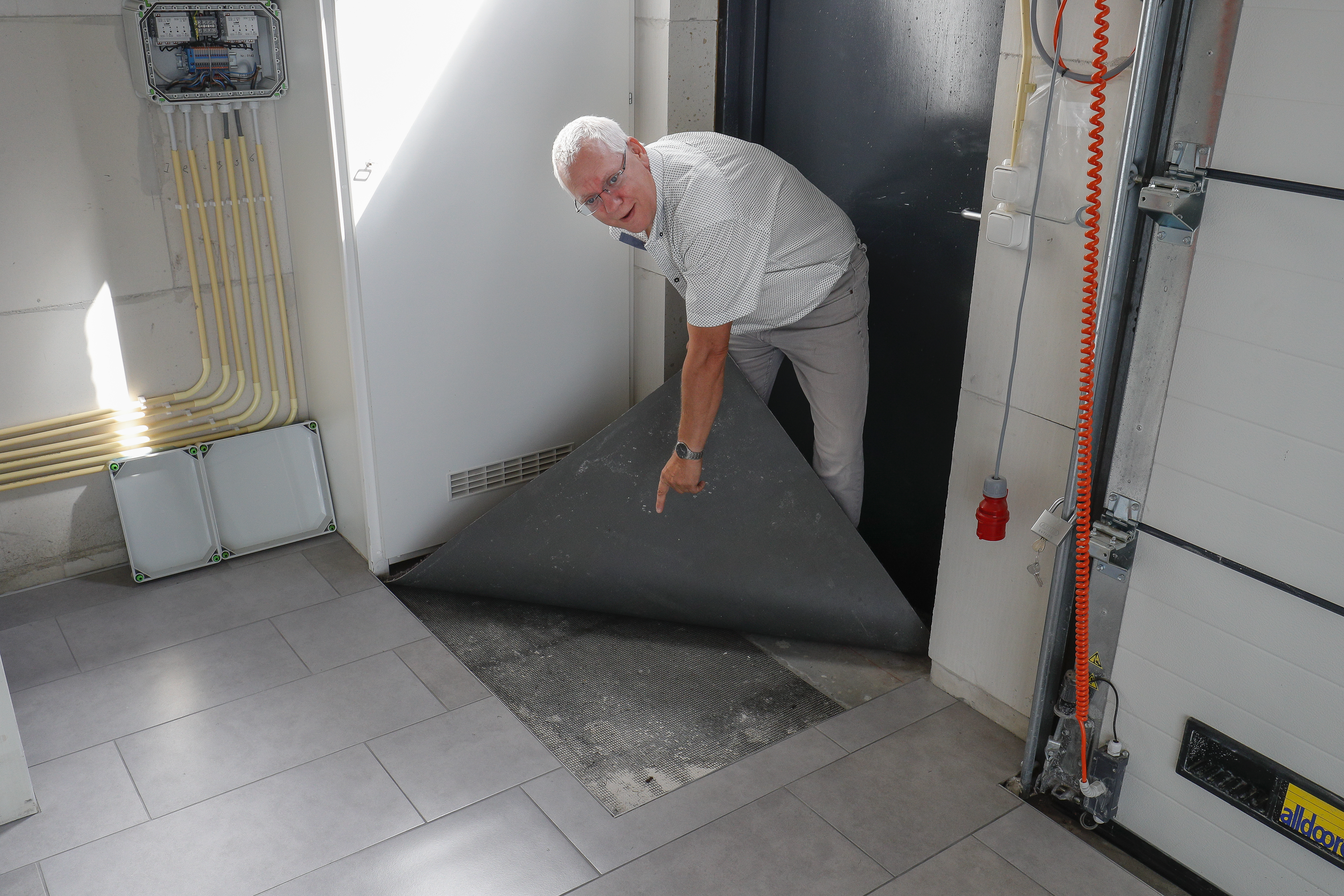 Nibbixwoud, 10 augustus 2018 HENRY VAN REENEN  VAN HET BEDRIJF FERMULO IN NIBBIXWOUD IN ZIJN SHOWROOM MET GASLOZE VLOERVERWARMING. FOTO Martin Mooij Opdracht Marije de Leeuw