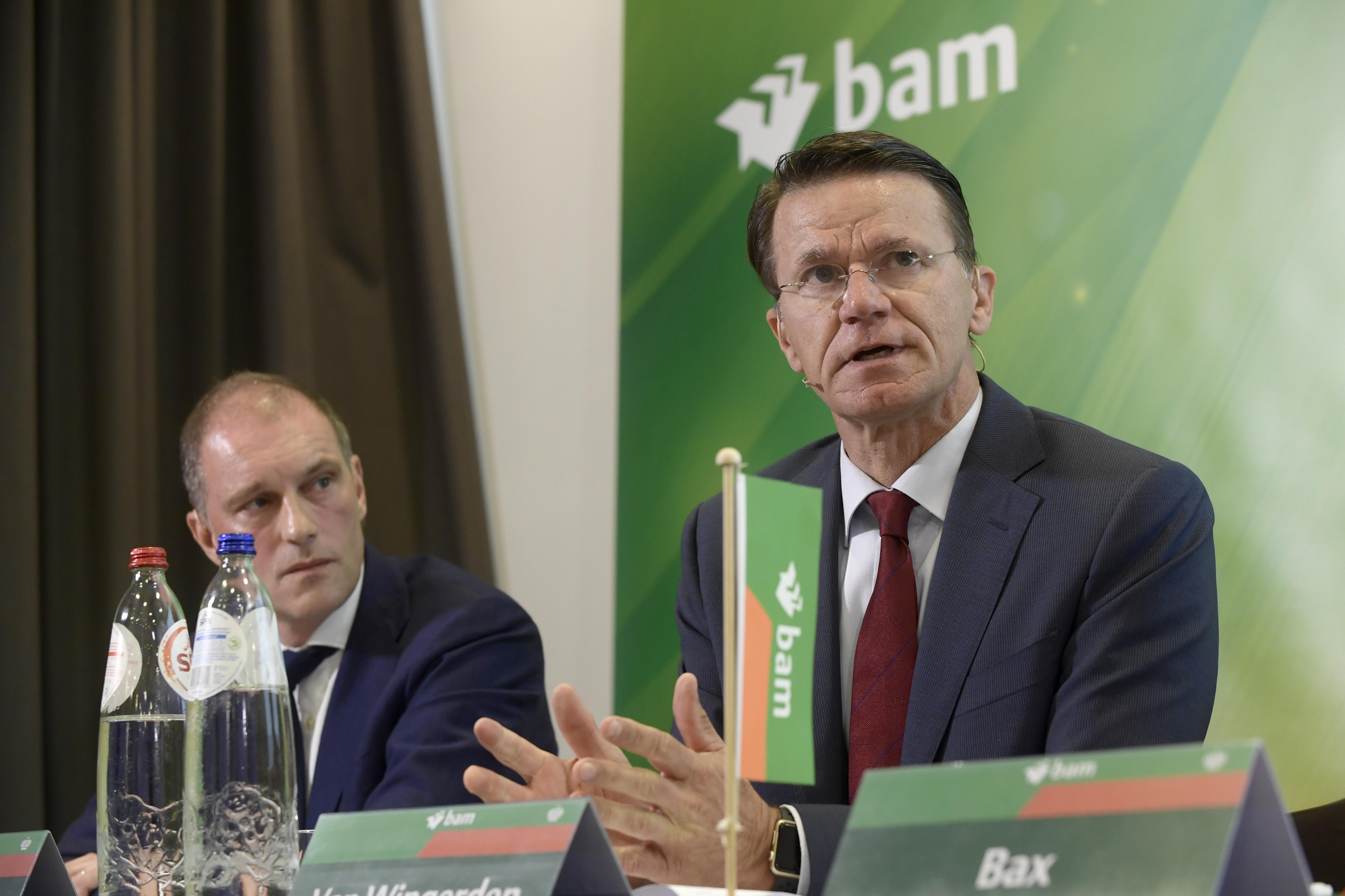 AMSTERDAM - Vandaag maakte bouwbedrijf BAM in Amsterdam de cijfers bekend over het eerste halfjaar van 2018.
Voorzitter van de Raad van Bestuur Rob van Wingerden (foto) gaf een toelichting. Links CFO Frans den Houter